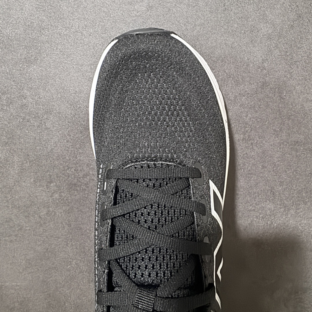图片[5]-【公司级】NEW BALANCE 1080V13 缓震运动鞋NB透气运动休闲跑鞋 DETAIL INFO可靠的舒适性和高性能相结合，为日常穿着和比赛日提供了多功能性全新infinion Foam中底科技，实现缓震性能与能量回馈双重突破鞋面采用模压透气网设计，更加贴合脚部摇杆轮廓设计，实现更自然 更顺畅的脚跟到脚尖过渡感觉 货号： M108013V 尺码： 40-45-选品中心
