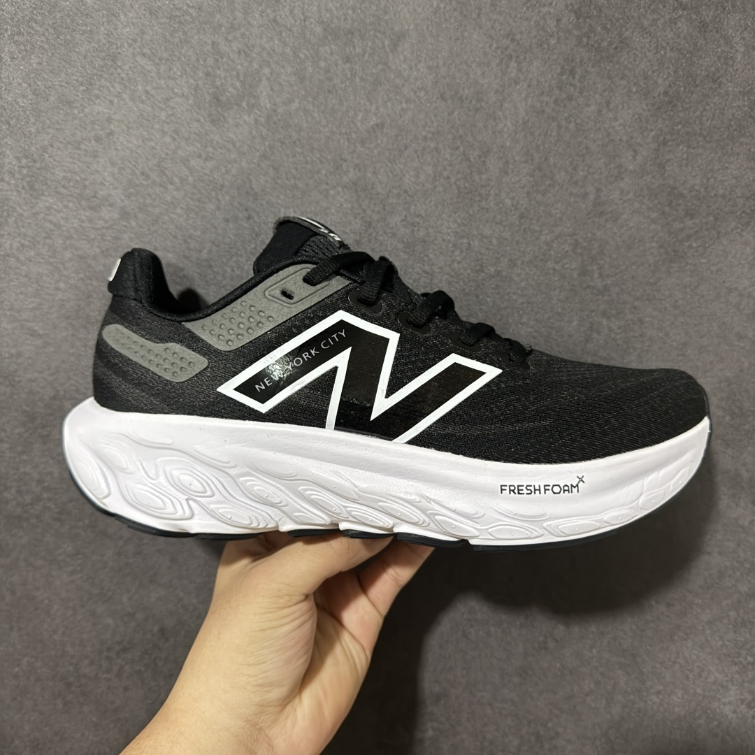 【公司级】NEW BALANCE 1080V13 缓震运动鞋NB透气运动休闲跑鞋 DETAIL INFO可靠的舒适性和高性能相结合，为日常穿着和比赛日提供了多功能性全新infinion Foam中底科技，实现缓震性能与能量回馈双重突破鞋面采用模压透气网设计，更加贴合脚部摇杆轮廓设计，实现更自然 更顺畅的脚跟到脚尖过渡感觉 货号： M108013V 尺码： 40-45-选品中心