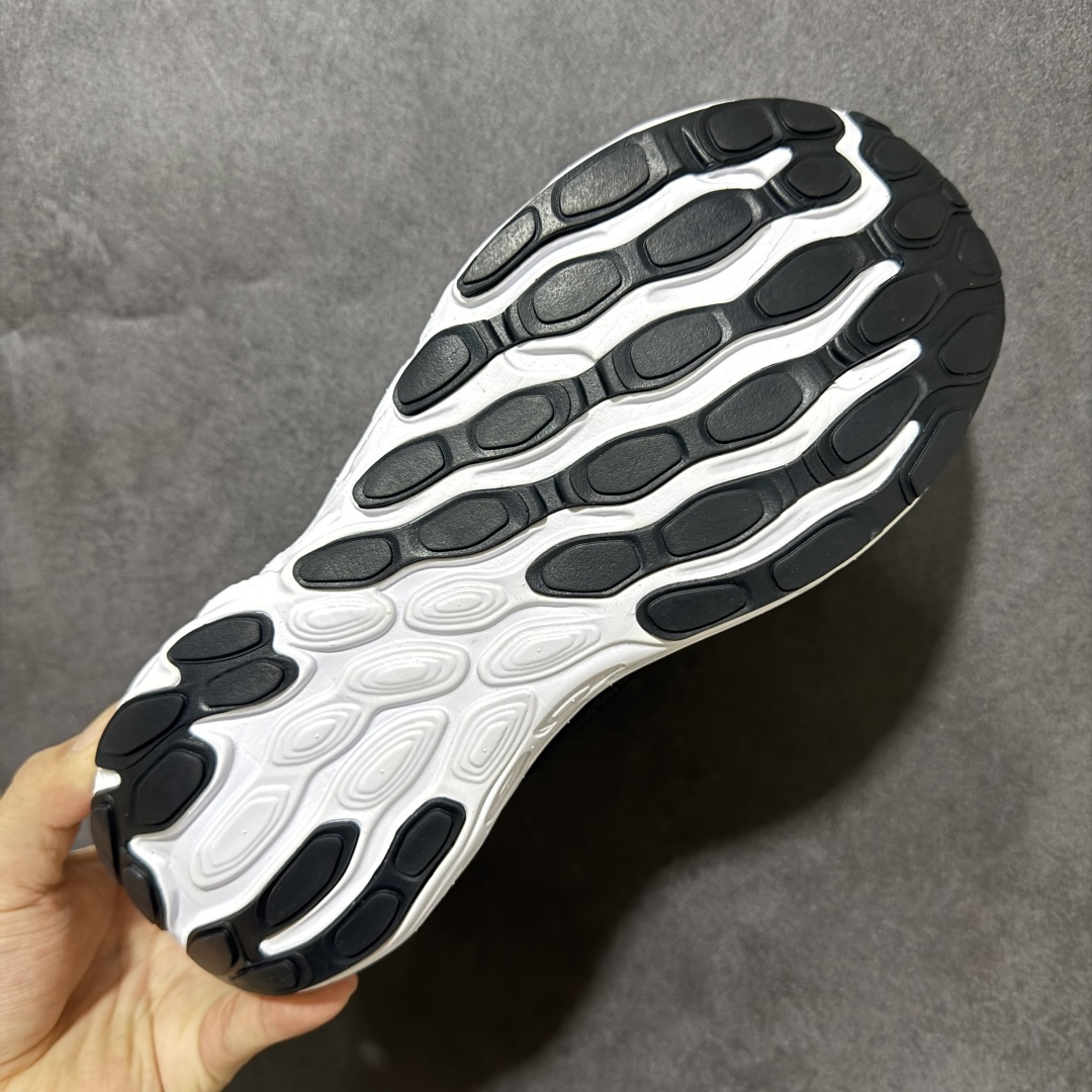 图片[9]-【公司级】NEW BALANCE 1080V13 缓震运动鞋NB透气运动休闲跑鞋 DETAIL INFO可靠的舒适性和高性能相结合，为日常穿着和比赛日提供了多功能性全新infinion Foam中底科技，实现缓震性能与能量回馈双重突破鞋面采用模压透气网设计，更加贴合脚部摇杆轮廓设计，实现更自然 更顺畅的脚跟到脚尖过渡感觉 货号： M108013V 尺码： 40-45-选品中心