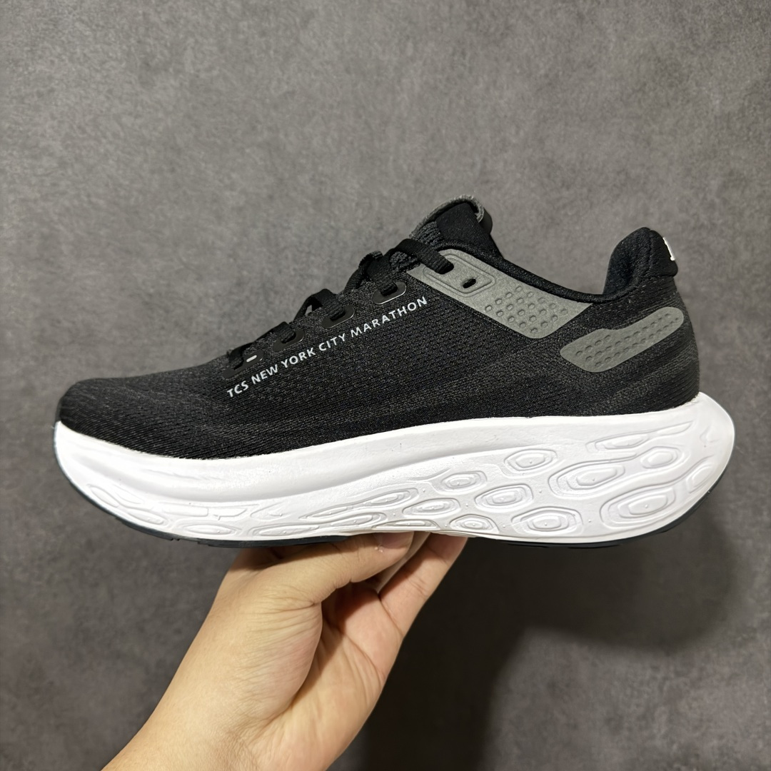 图片[2]-【公司级】NEW BALANCE 1080V13 缓震运动鞋NB透气运动休闲跑鞋 DETAIL INFO可靠的舒适性和高性能相结合，为日常穿着和比赛日提供了多功能性全新infinion Foam中底科技，实现缓震性能与能量回馈双重突破鞋面采用模压透气网设计，更加贴合脚部摇杆轮廓设计，实现更自然 更顺畅的脚跟到脚尖过渡感觉 货号： M108013V 尺码： 40-45-选品中心