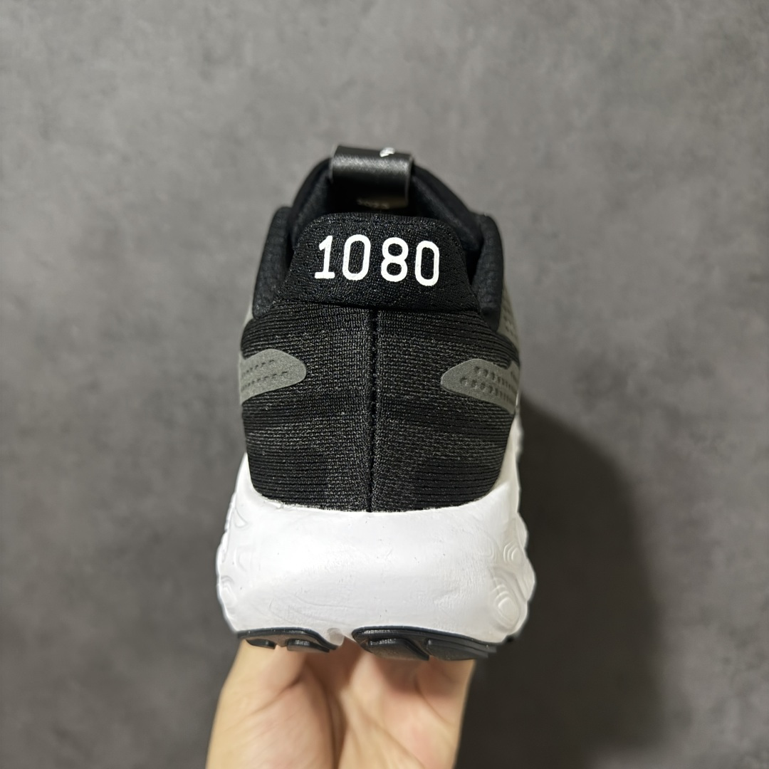 图片[4]-【公司级】NEW BALANCE 1080V13 缓震运动鞋NB透气运动休闲跑鞋 DETAIL INFO可靠的舒适性和高性能相结合，为日常穿着和比赛日提供了多功能性全新infinion Foam中底科技，实现缓震性能与能量回馈双重突破鞋面采用模压透气网设计，更加贴合脚部摇杆轮廓设计，实现更自然 更顺畅的脚跟到脚尖过渡感觉 货号： M108013V 尺码： 40-45-选品中心