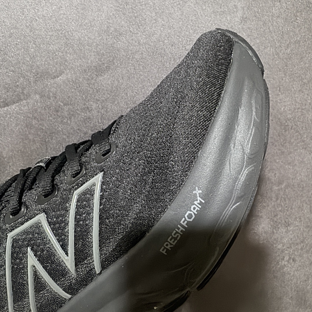 图片[8]-【公司级】NEW BALANCE 1080V13 缓震运动鞋NB透气运动休闲跑鞋 DETAIL INFO可靠的舒适性和高性能相结合，为日常穿着和比赛日提供了多功能性全新infinion Foam中底科技，实现缓震性能与能量回馈双重突破鞋面采用模压透气网设计，更加贴合脚部摇杆轮廓设计，实现更自然 更顺畅的脚跟到脚尖过渡感觉 货号： M1080T13 尺码： 40-45-选品中心