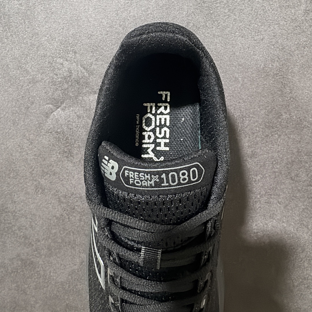 图片[6]-【公司级】NEW BALANCE 1080V13 缓震运动鞋NB透气运动休闲跑鞋 DETAIL INFO可靠的舒适性和高性能相结合，为日常穿着和比赛日提供了多功能性全新infinion Foam中底科技，实现缓震性能与能量回馈双重突破鞋面采用模压透气网设计，更加贴合脚部摇杆轮廓设计，实现更自然 更顺畅的脚跟到脚尖过渡感觉 货号： M1080T13 尺码： 40-45-选品中心