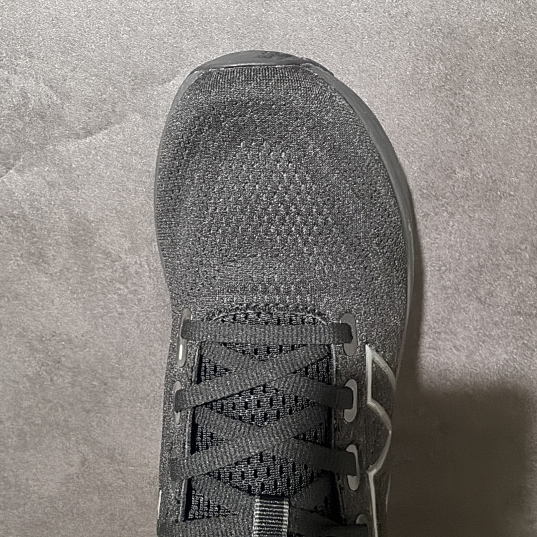图片[5]-【公司级】NEW BALANCE 1080V13 缓震运动鞋NB透气运动休闲跑鞋 DETAIL INFO可靠的舒适性和高性能相结合，为日常穿着和比赛日提供了多功能性全新infinion Foam中底科技，实现缓震性能与能量回馈双重突破鞋面采用模压透气网设计，更加贴合脚部摇杆轮廓设计，实现更自然 更顺畅的脚跟到脚尖过渡感觉 货号： M1080T13 尺码： 40-45-选品中心