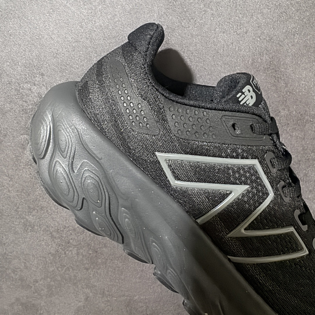 图片[7]-【公司级】NEW BALANCE 1080V13 缓震运动鞋NB透气运动休闲跑鞋 DETAIL INFO可靠的舒适性和高性能相结合，为日常穿着和比赛日提供了多功能性全新infinion Foam中底科技，实现缓震性能与能量回馈双重突破鞋面采用模压透气网设计，更加贴合脚部摇杆轮廓设计，实现更自然 更顺畅的脚跟到脚尖过渡感觉 货号： M1080T13 尺码： 40-45-选品中心