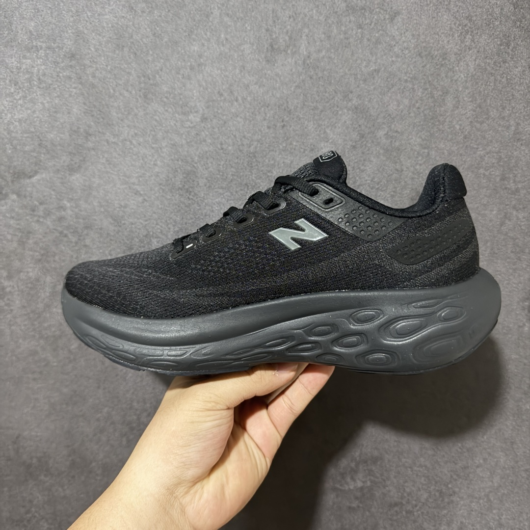图片[2]-【公司级】NEW BALANCE 1080V13 缓震运动鞋NB透气运动休闲跑鞋 DETAIL INFO可靠的舒适性和高性能相结合，为日常穿着和比赛日提供了多功能性全新infinion Foam中底科技，实现缓震性能与能量回馈双重突破鞋面采用模压透气网设计，更加贴合脚部摇杆轮廓设计，实现更自然 更顺畅的脚跟到脚尖过渡感觉 货号： M1080T13 尺码： 40-45-选品中心