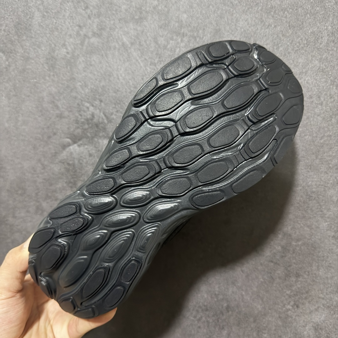 图片[9]-【公司级】NEW BALANCE 1080V13 缓震运动鞋NB透气运动休闲跑鞋 DETAIL INFO可靠的舒适性和高性能相结合，为日常穿着和比赛日提供了多功能性全新infinion Foam中底科技，实现缓震性能与能量回馈双重突破鞋面采用模压透气网设计，更加贴合脚部摇杆轮廓设计，实现更自然 更顺畅的脚跟到脚尖过渡感觉 货号： M1080T13 尺码： 40-45-选品中心
