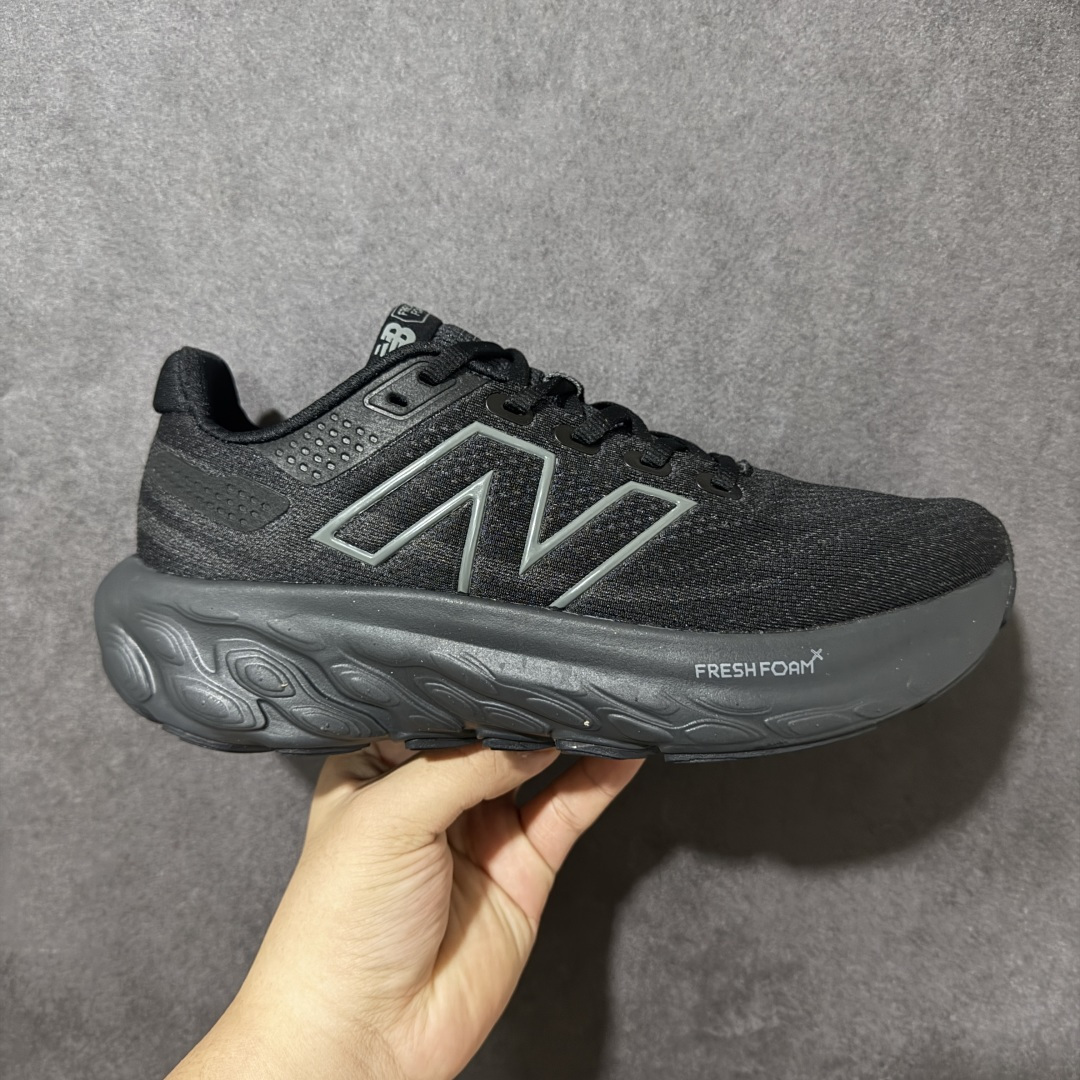 【公司级】NEW BALANCE 1080V13 缓震运动鞋NB透气运动休闲跑鞋 DETAIL INFO可靠的舒适性和高性能相结合，为日常穿着和比赛日提供了多功能性全新infinion Foam中底科技，实现缓震性能与能量回馈双重突破鞋面采用模压透气网设计，更加贴合脚部摇杆轮廓设计，实现更自然 更顺畅的脚跟到脚尖过渡感觉 货号： M1080T13 尺码： 40-45-选品中心