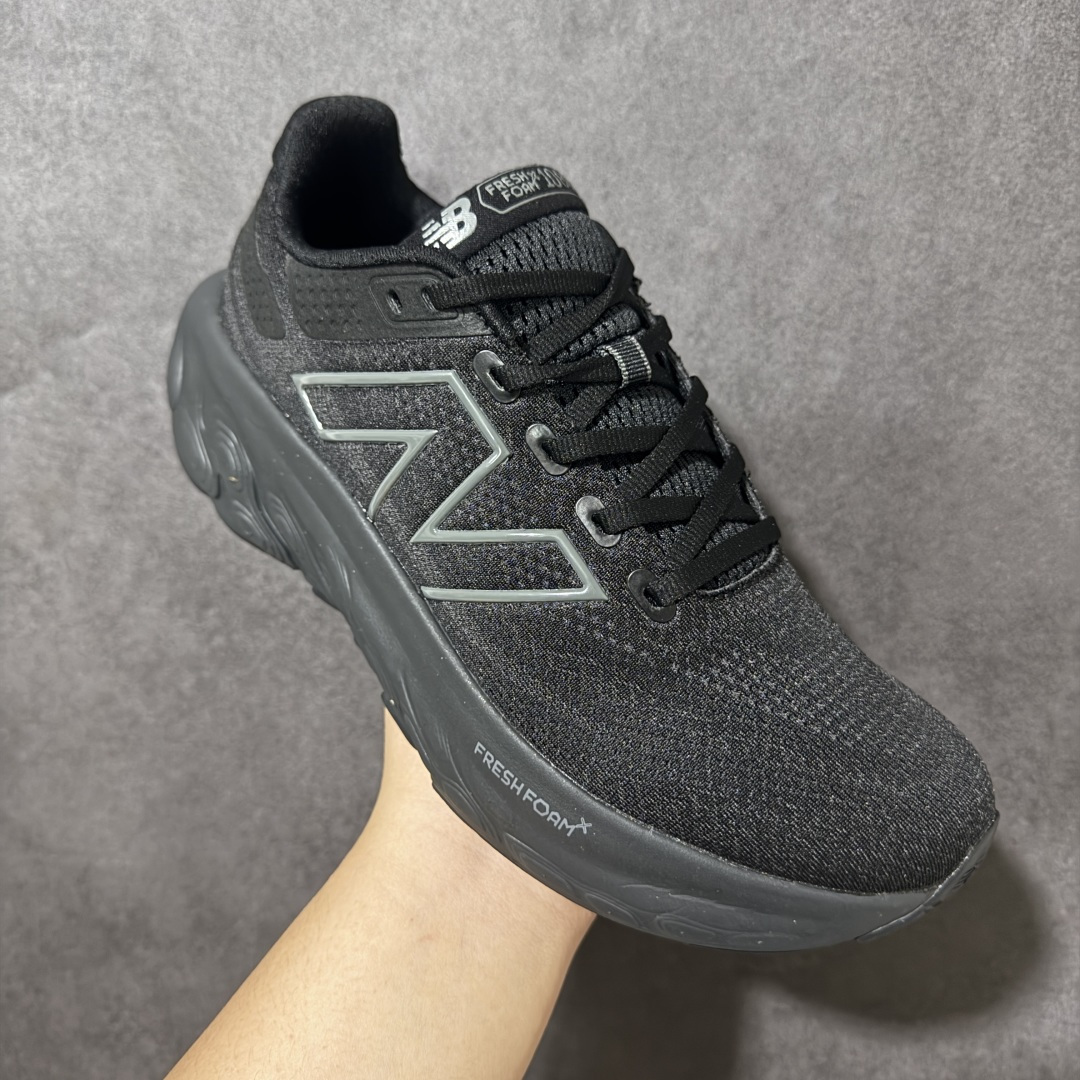 图片[3]-【公司级】NEW BALANCE 1080V13 缓震运动鞋NB透气运动休闲跑鞋 DETAIL INFO可靠的舒适性和高性能相结合，为日常穿着和比赛日提供了多功能性全新infinion Foam中底科技，实现缓震性能与能量回馈双重突破鞋面采用模压透气网设计，更加贴合脚部摇杆轮廓设计，实现更自然 更顺畅的脚跟到脚尖过渡感觉 货号： M1080T13 尺码： 40-45-选品中心