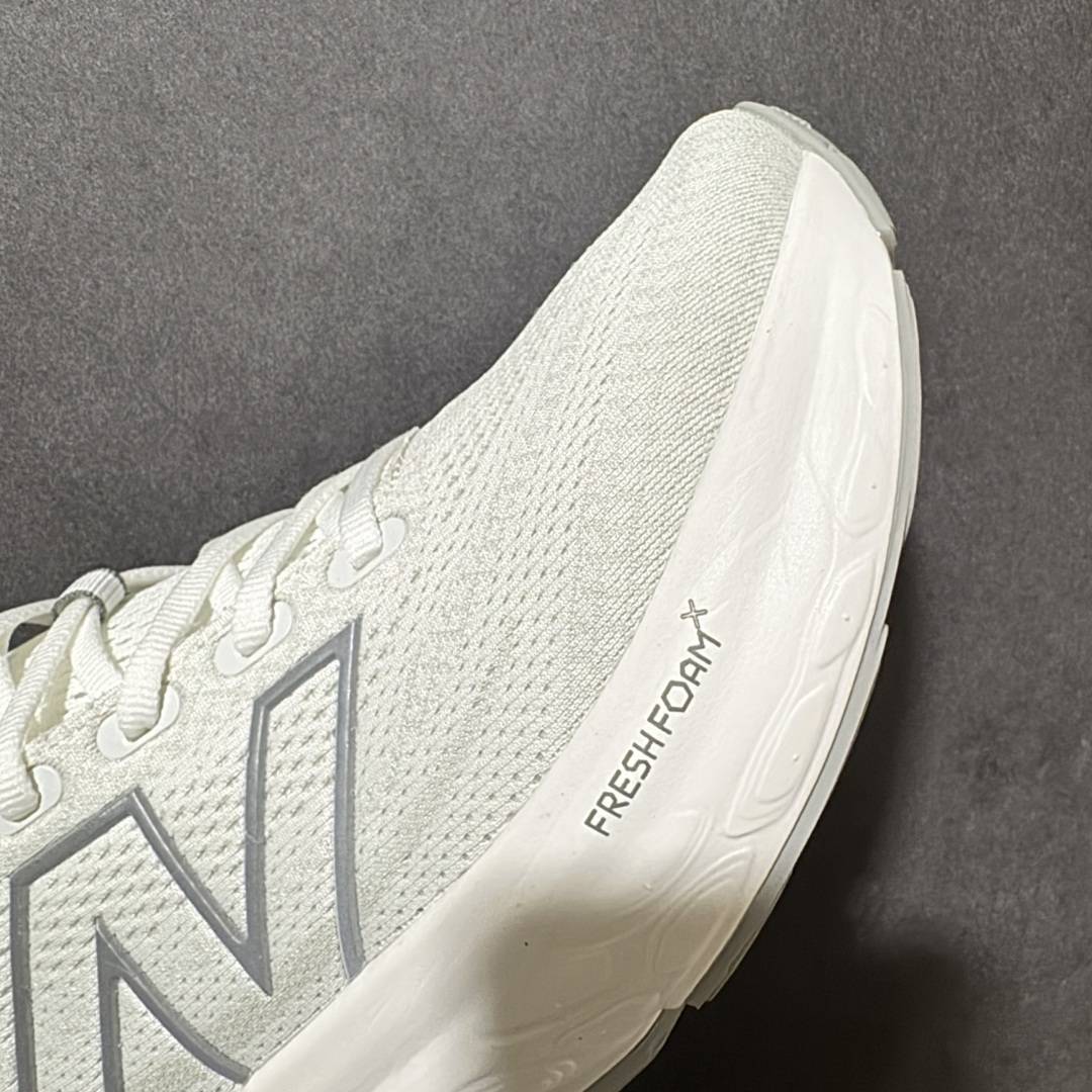 图片[8]-【公司级】NEW BALANCE 1080V13 缓震运动鞋NB透气运动休闲跑鞋 DETAIL INFO可靠的舒适性和高性能相结合，为日常穿着和比赛日提供了多功能性全新infinion Foam中底科技，实现缓震性能与能量回馈双重突破鞋面采用模压透气网设计，更加贴合脚部摇杆轮廓设计，实现更自然 更顺畅的脚跟到脚尖过渡感觉 货号： M1080W13 尺码： 40-45-选品中心