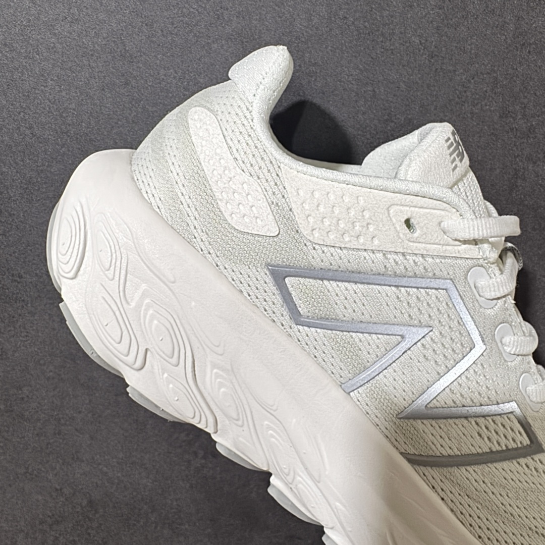 图片[7]-【公司级】NEW BALANCE 1080V13 缓震运动鞋NB透气运动休闲跑鞋 DETAIL INFO可靠的舒适性和高性能相结合，为日常穿着和比赛日提供了多功能性全新infinion Foam中底科技，实现缓震性能与能量回馈双重突破鞋面采用模压透气网设计，更加贴合脚部摇杆轮廓设计，实现更自然 更顺畅的脚跟到脚尖过渡感觉 货号： M1080W13 尺码： 40-45-选品中心
