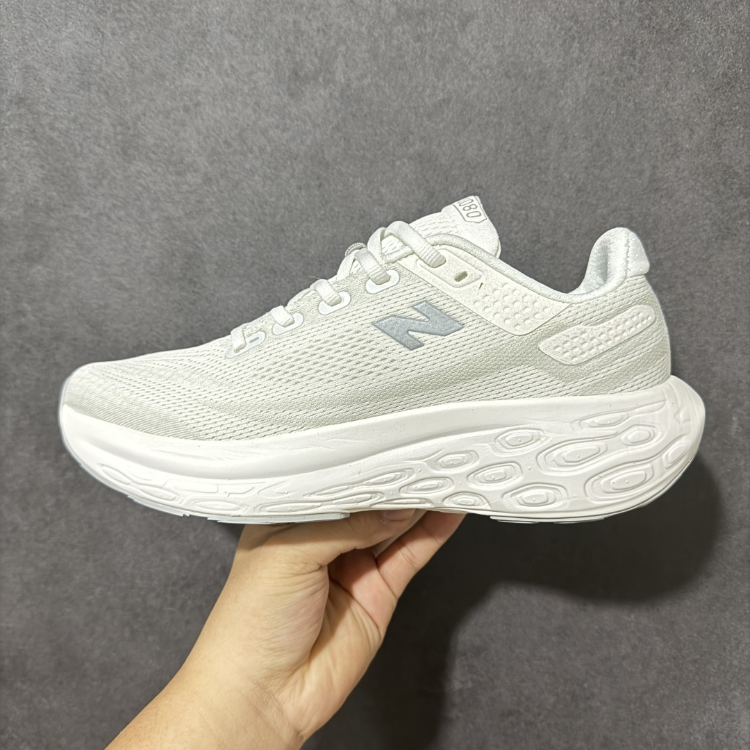 图片[2]-【公司级】NEW BALANCE 1080V13 缓震运动鞋NB透气运动休闲跑鞋 DETAIL INFO可靠的舒适性和高性能相结合，为日常穿着和比赛日提供了多功能性全新infinion Foam中底科技，实现缓震性能与能量回馈双重突破鞋面采用模压透气网设计，更加贴合脚部摇杆轮廓设计，实现更自然 更顺畅的脚跟到脚尖过渡感觉 货号： M1080W13 尺码： 40-45-选品中心