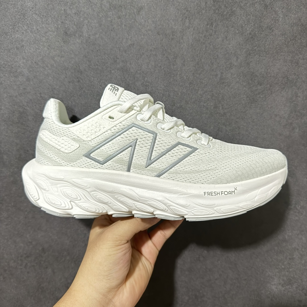 【公司级】NEW BALANCE 1080V13 缓震运动鞋NB透气运动休闲跑鞋 DETAIL INFO可靠的舒适性和高性能相结合，为日常穿着和比赛日提供了多功能性全新infinion Foam中底科技，实现缓震性能与能量回馈双重突破鞋面采用模压透气网设计，更加贴合脚部摇杆轮廓设计，实现更自然 更顺畅的脚跟到脚尖过渡感觉 货号： M1080W13 尺码： 40-45-选品中心