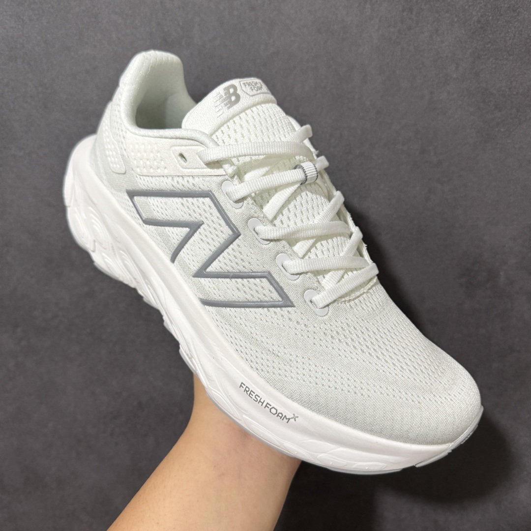 图片[3]-【公司级】NEW BALANCE 1080V13 缓震运动鞋NB透气运动休闲跑鞋 DETAIL INFO可靠的舒适性和高性能相结合，为日常穿着和比赛日提供了多功能性全新infinion Foam中底科技，实现缓震性能与能量回馈双重突破鞋面采用模压透气网设计，更加贴合脚部摇杆轮廓设计，实现更自然 更顺畅的脚跟到脚尖过渡感觉 货号： M1080W13 尺码： 40-45-选品中心