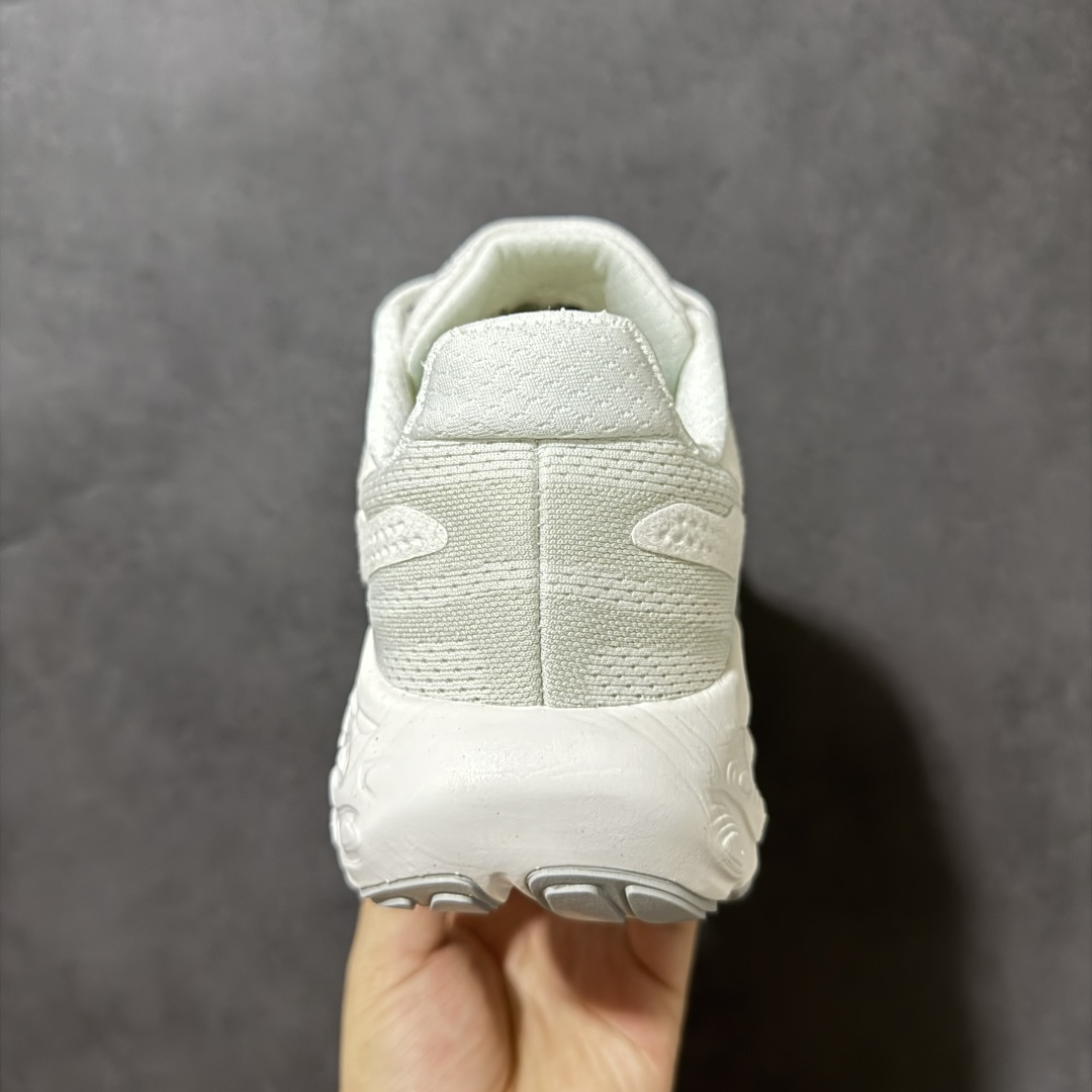 图片[4]-【公司级】NEW BALANCE 1080V13 缓震运动鞋NB透气运动休闲跑鞋 DETAIL INFO可靠的舒适性和高性能相结合，为日常穿着和比赛日提供了多功能性全新infinion Foam中底科技，实现缓震性能与能量回馈双重突破鞋面采用模压透气网设计，更加贴合脚部摇杆轮廓设计，实现更自然 更顺畅的脚跟到脚尖过渡感觉 货号： M1080W13 尺码： 40-45-选品中心