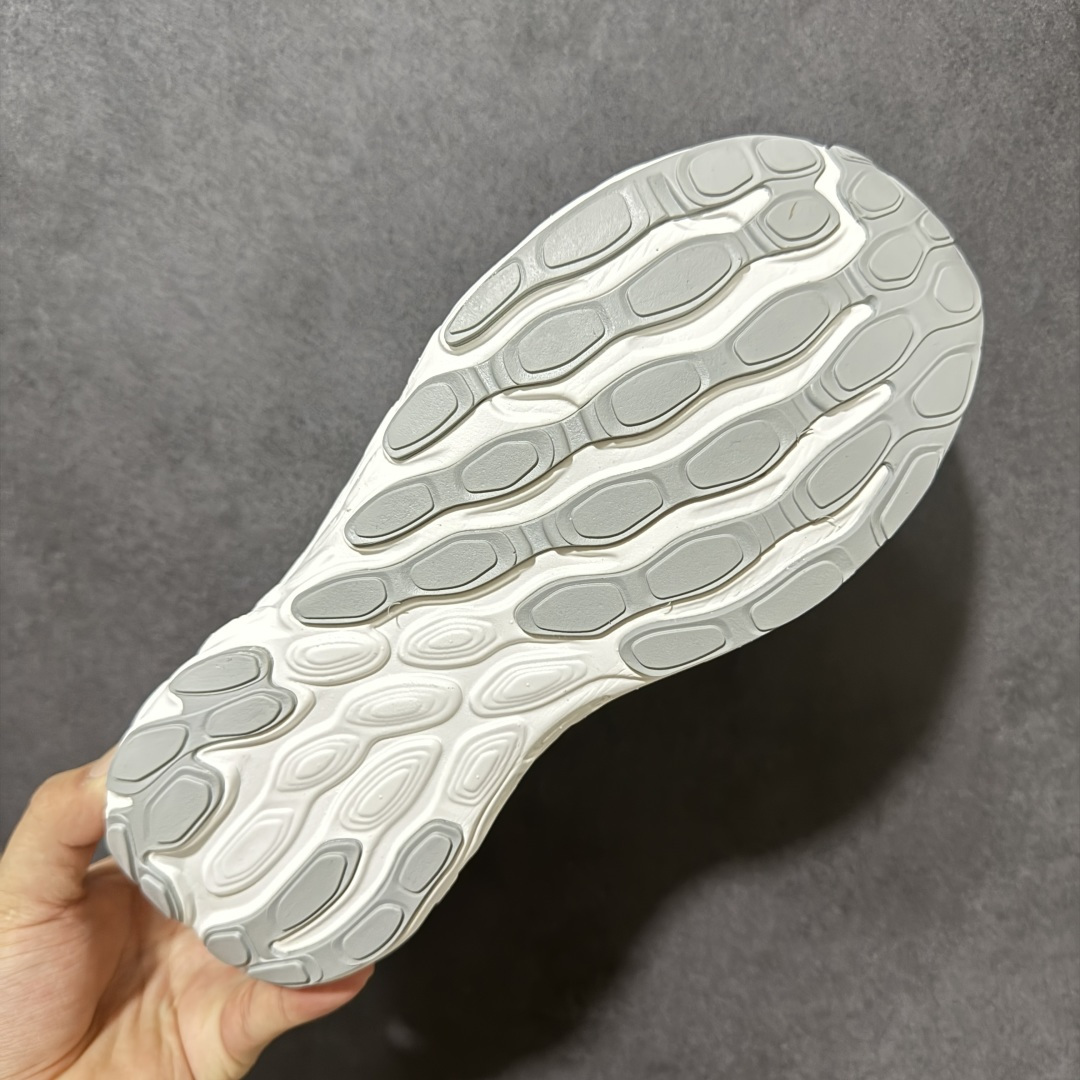 图片[9]-【公司级】NEW BALANCE 1080V13 缓震运动鞋NB透气运动休闲跑鞋 DETAIL INFO可靠的舒适性和高性能相结合，为日常穿着和比赛日提供了多功能性全新infinion Foam中底科技，实现缓震性能与能量回馈双重突破鞋面采用模压透气网设计，更加贴合脚部摇杆轮廓设计，实现更自然 更顺畅的脚跟到脚尖过渡感觉 货号： M1080W13 尺码： 40-45-选品中心