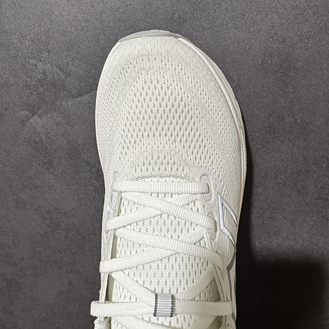 图片[5]-【公司级】NEW BALANCE 1080V13 缓震运动鞋NB透气运动休闲跑鞋 DETAIL INFO可靠的舒适性和高性能相结合，为日常穿着和比赛日提供了多功能性全新infinion Foam中底科技，实现缓震性能与能量回馈双重突破鞋面采用模压透气网设计，更加贴合脚部摇杆轮廓设计，实现更自然 更顺畅的脚跟到脚尖过渡感觉 货号： M1080W13 尺码： 40-45-选品中心