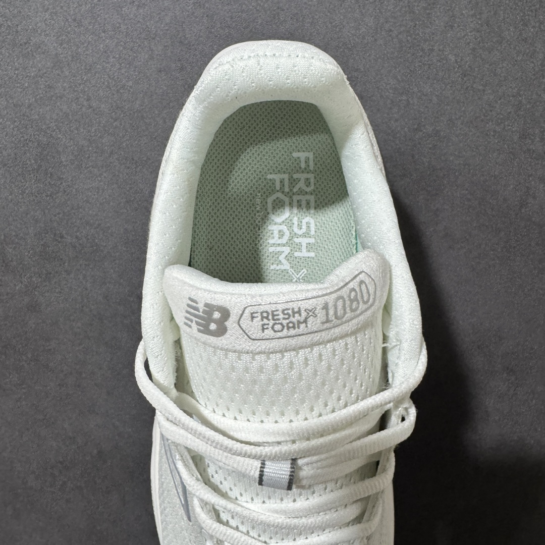 图片[6]-【公司级】NEW BALANCE 1080V13 缓震运动鞋NB透气运动休闲跑鞋 DETAIL INFO可靠的舒适性和高性能相结合，为日常穿着和比赛日提供了多功能性全新infinion Foam中底科技，实现缓震性能与能量回馈双重突破鞋面采用模压透气网设计，更加贴合脚部摇杆轮廓设计，实现更自然 更顺畅的脚跟到脚尖过渡感觉 货号： M1080W13 尺码： 40-45-选品中心