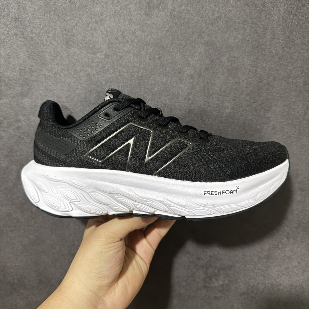 【公司级】NEW BALANCE 1080V13 缓震运动鞋NB透气运动休闲跑鞋 DETAIL INFO可靠的舒适性和高性能相结合,为日常穿着和比赛日提供了多功能性全新infinion Foam中底科技,实现缓震性能与能量回馈双重突破鞋面采用模压透气网设计,更加贴合脚部摇杆轮廓设计,实现更自然 更顺畅的脚跟到脚尖过渡感觉 货号: M1080K13 尺码: 40-45-选品中心