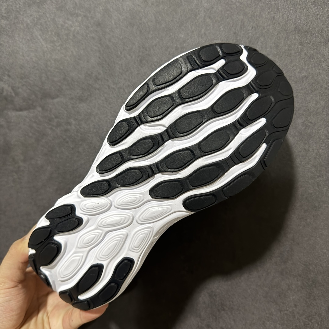 图片[8]-【公司级】NEW BALANCE 1080V13 缓震运动鞋NB透气运动休闲跑鞋 DETAIL INFO可靠的舒适性和高性能相结合，为日常穿着和比赛日提供了多功能性全新infinion Foam中底科技，实现缓震性能与能量回馈双重突破鞋面采用模压透气网设计，更加贴合脚部摇杆轮廓设计，实现更自然 更顺畅的脚跟到脚尖过渡感觉 货号： M1080K13 尺码： 40-45-选品中心