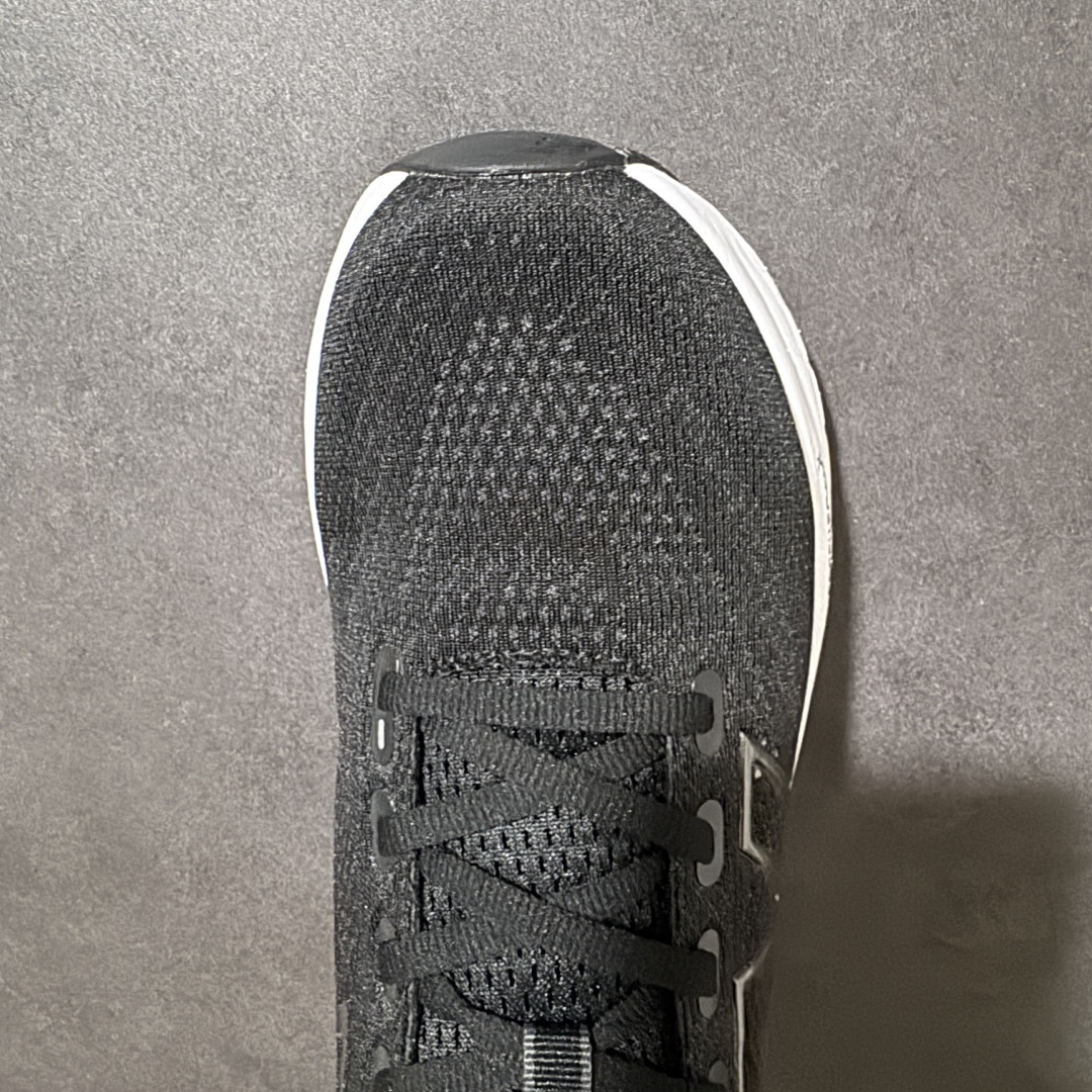 图片[4]-【公司级】NEW BALANCE 1080V13 缓震运动鞋NB透气运动休闲跑鞋 DETAIL INFO可靠的舒适性和高性能相结合，为日常穿着和比赛日提供了多功能性全新infinion Foam中底科技，实现缓震性能与能量回馈双重突破鞋面采用模压透气网设计，更加贴合脚部摇杆轮廓设计，实现更自然 更顺畅的脚跟到脚尖过渡感觉 货号： M1080K13 尺码： 40-45-选品中心