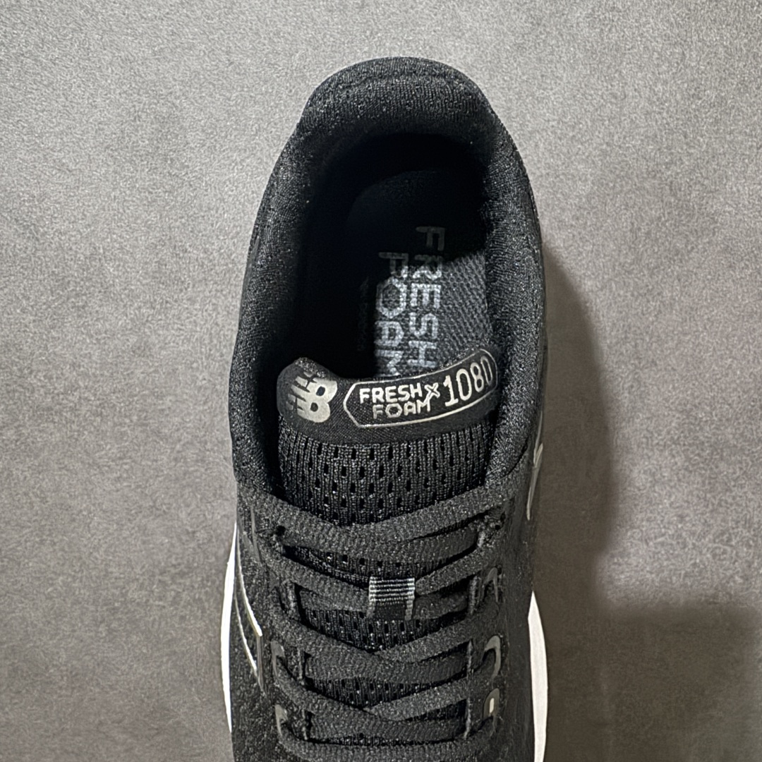 图片[5]-【公司级】NEW BALANCE 1080V13 缓震运动鞋NB透气运动休闲跑鞋 DETAIL INFO可靠的舒适性和高性能相结合，为日常穿着和比赛日提供了多功能性全新infinion Foam中底科技，实现缓震性能与能量回馈双重突破鞋面采用模压透气网设计，更加贴合脚部摇杆轮廓设计，实现更自然 更顺畅的脚跟到脚尖过渡感觉 货号： M1080K13 尺码： 40-45-选品中心