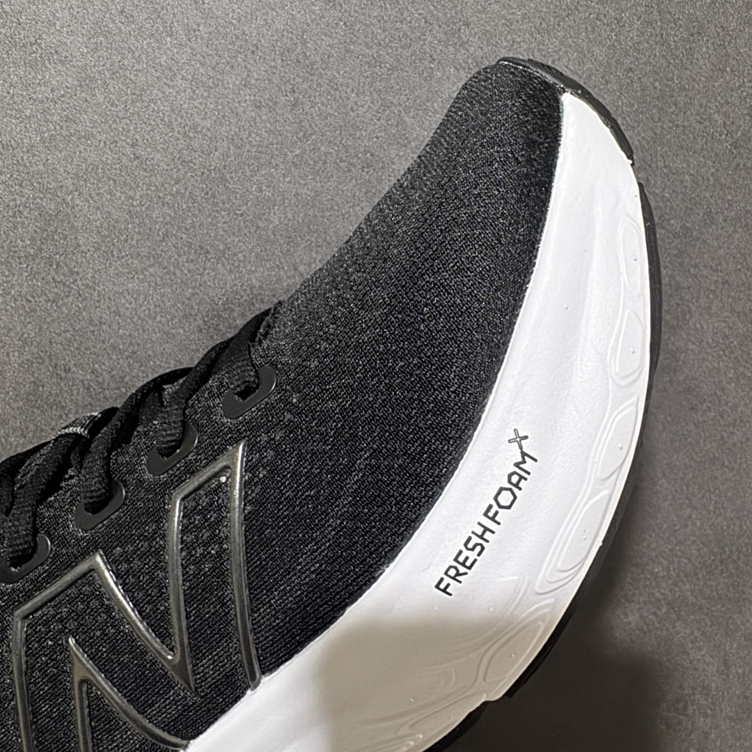 图片[7]-【公司级】NEW BALANCE 1080V13 缓震运动鞋NB透气运动休闲跑鞋 DETAIL INFO可靠的舒适性和高性能相结合，为日常穿着和比赛日提供了多功能性全新infinion Foam中底科技，实现缓震性能与能量回馈双重突破鞋面采用模压透气网设计，更加贴合脚部摇杆轮廓设计，实现更自然 更顺畅的脚跟到脚尖过渡感觉 货号： M1080K13 尺码： 40-45-选品中心