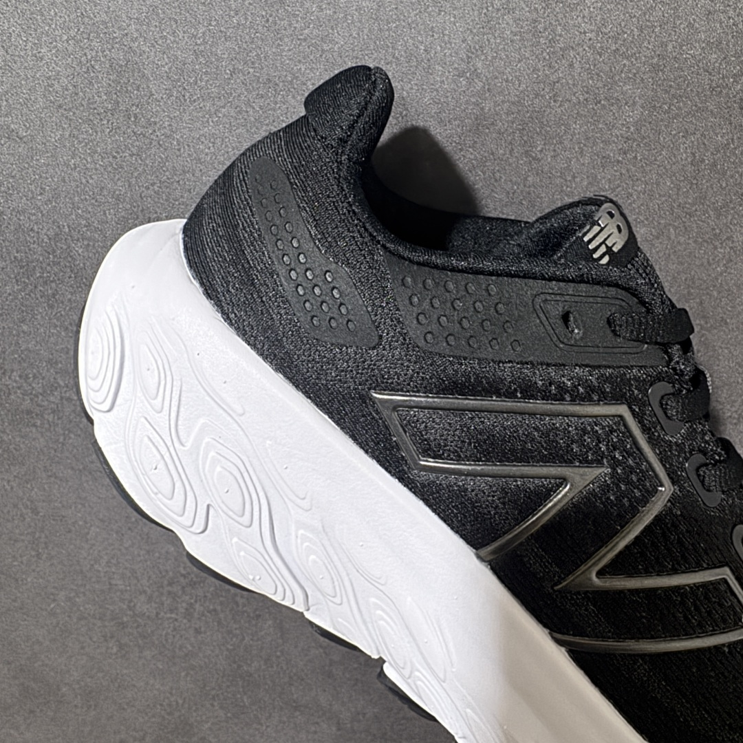 图片[6]-【公司级】NEW BALANCE 1080V13 缓震运动鞋NB透气运动休闲跑鞋 DETAIL INFO可靠的舒适性和高性能相结合，为日常穿着和比赛日提供了多功能性全新infinion Foam中底科技，实现缓震性能与能量回馈双重突破鞋面采用模压透气网设计，更加贴合脚部摇杆轮廓设计，实现更自然 更顺畅的脚跟到脚尖过渡感觉 货号： M1080K13 尺码： 40-45-选品中心
