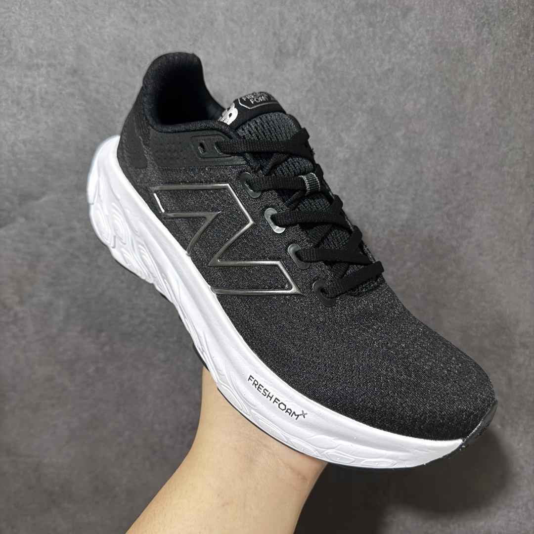 图片[3]-【公司级】NEW BALANCE 1080V13 缓震运动鞋NB透气运动休闲跑鞋 DETAIL INFO可靠的舒适性和高性能相结合，为日常穿着和比赛日提供了多功能性全新infinion Foam中底科技，实现缓震性能与能量回馈双重突破鞋面采用模压透气网设计，更加贴合脚部摇杆轮廓设计，实现更自然 更顺畅的脚跟到脚尖过渡感觉 货号： M1080K13 尺码： 40-45-选品中心
