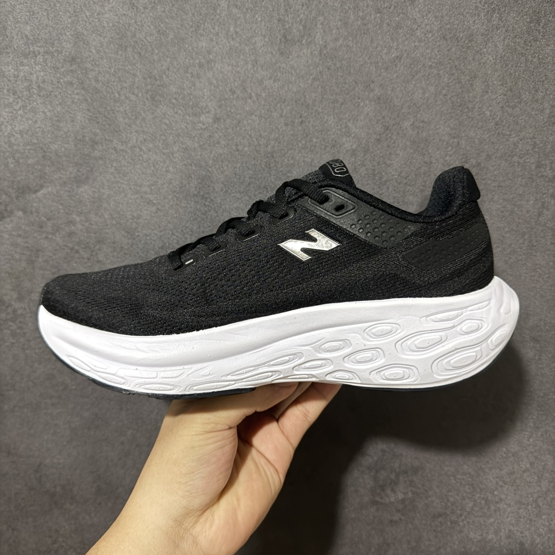 图片[2]-【公司级】NEW BALANCE 1080V13 缓震运动鞋NB透气运动休闲跑鞋 DETAIL INFO可靠的舒适性和高性能相结合，为日常穿着和比赛日提供了多功能性全新infinion Foam中底科技，实现缓震性能与能量回馈双重突破鞋面采用模压透气网设计，更加贴合脚部摇杆轮廓设计，实现更自然 更顺畅的脚跟到脚尖过渡感觉 货号： M1080K13 尺码： 40-45-选品中心