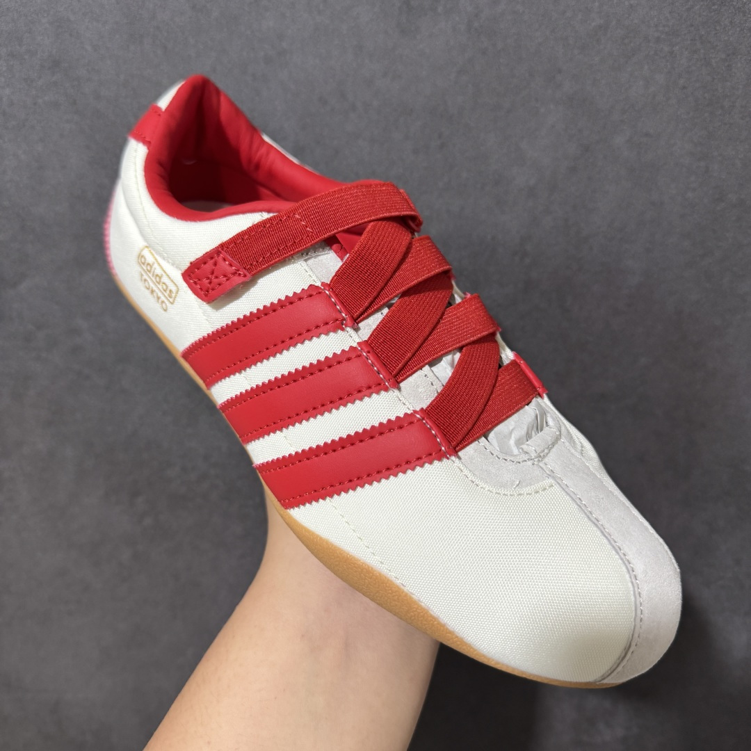 图片[3]-【公司级】adidas originals Tokyo MJ 舒适贴合 低帮 生活休闲鞋 女款 复古T-Toe鞋头+翻毛拼接：米白鞋身搭配撞色红边，绒面鞋头与后跟细节强化质感，自带低饱和复古滤镜。 魔术贴绑带设计：替代传统鞋带，穿脱一步到位，软质织带贴合脚面，告别束缚感。 标志性锯齿三条纹：贯穿鞋身的红色条纹，搭配鞋侧烫金「adidas TOKYO」标识，还原60年代运动基因。 生胶外底加持：薄底橡胶大底自带防滑纹理，脚感轻盈贴地，走路自带复古慢跑鞋的松弛感。 货号：白红IH3999 尺码：36 36.5 37 38 38.5 39 40 40.5 41-选品中心