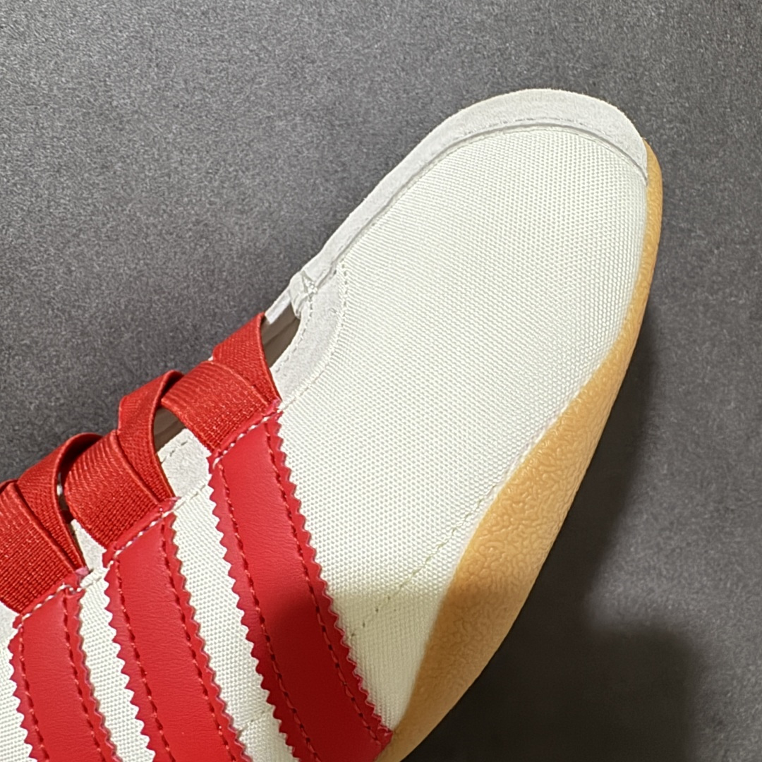 图片[8]-【公司级】adidas originals Tokyo MJ 舒适贴合 低帮 生活休闲鞋 女款 复古T-Toe鞋头+翻毛拼接：米白鞋身搭配撞色红边，绒面鞋头与后跟细节强化质感，自带低饱和复古滤镜。 魔术贴绑带设计：替代传统鞋带，穿脱一步到位，软质织带贴合脚面，告别束缚感。 标志性锯齿三条纹：贯穿鞋身的红色条纹，搭配鞋侧烫金「adidas TOKYO」标识，还原60年代运动基因。 生胶外底加持：薄底橡胶大底自带防滑纹理，脚感轻盈贴地，走路自带复古慢跑鞋的松弛感。 货号：白红IH3999 尺码：36 36.5 37 38 38.5 39 40 40.5 41-选品中心