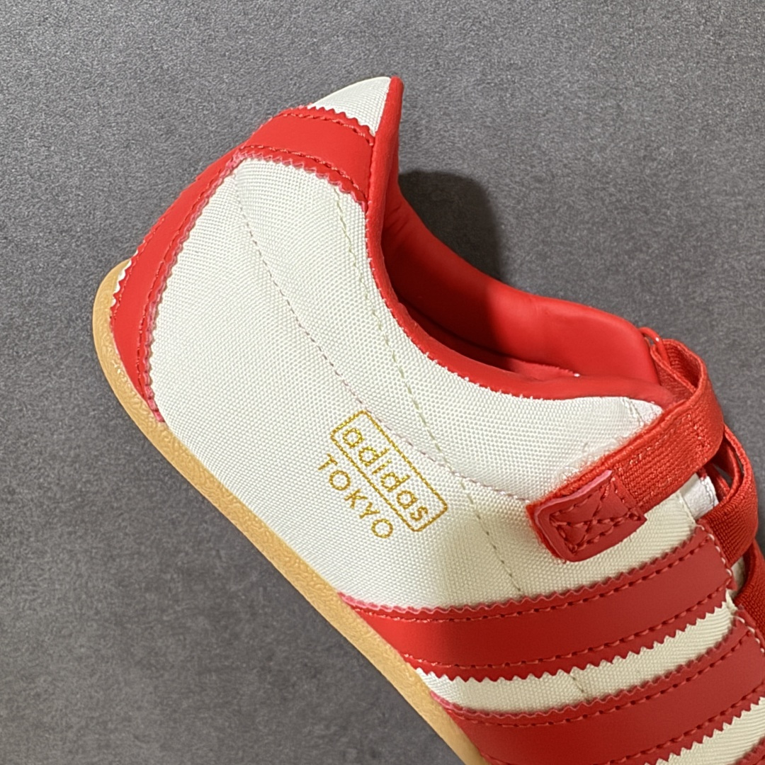 图片[7]-【公司级】adidas originals Tokyo MJ 舒适贴合 低帮 生活休闲鞋 女款 复古T-Toe鞋头+翻毛拼接：米白鞋身搭配撞色红边，绒面鞋头与后跟细节强化质感，自带低饱和复古滤镜。 魔术贴绑带设计：替代传统鞋带，穿脱一步到位，软质织带贴合脚面，告别束缚感。 标志性锯齿三条纹：贯穿鞋身的红色条纹，搭配鞋侧烫金「adidas TOKYO」标识，还原60年代运动基因。 生胶外底加持：薄底橡胶大底自带防滑纹理，脚感轻盈贴地，走路自带复古慢跑鞋的松弛感。 货号：白红IH3999 尺码：36 36.5 37 38 38.5 39 40 40.5 41-选品中心