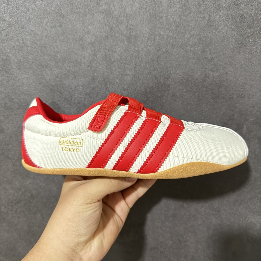 【公司级】adidas originals Tokyo MJ 舒适贴合 低帮 生活休闲鞋 女款 复古T-Toe鞋头+翻毛拼接:米白鞋身搭配撞色红边,绒面鞋头与后跟细节强化质感,自带低饱和复古滤镜。 魔术贴绑带设计:替代传统鞋带,穿脱一步到位,软质织带贴合脚面,告别束缚感。 标志性锯齿三条纹:贯穿鞋身的红色条纹,搭配鞋侧烫金「adidas TOKYO」标识,还原60年代运动基因。 生胶外底加持:薄底橡胶大底自带防滑纹理,脚感轻盈贴地,走路自带复古慢跑鞋的松弛感。 货号:白红IH3999 尺码:36 36.5 37 38 38.5 39 40 40.5 41-选品中心
