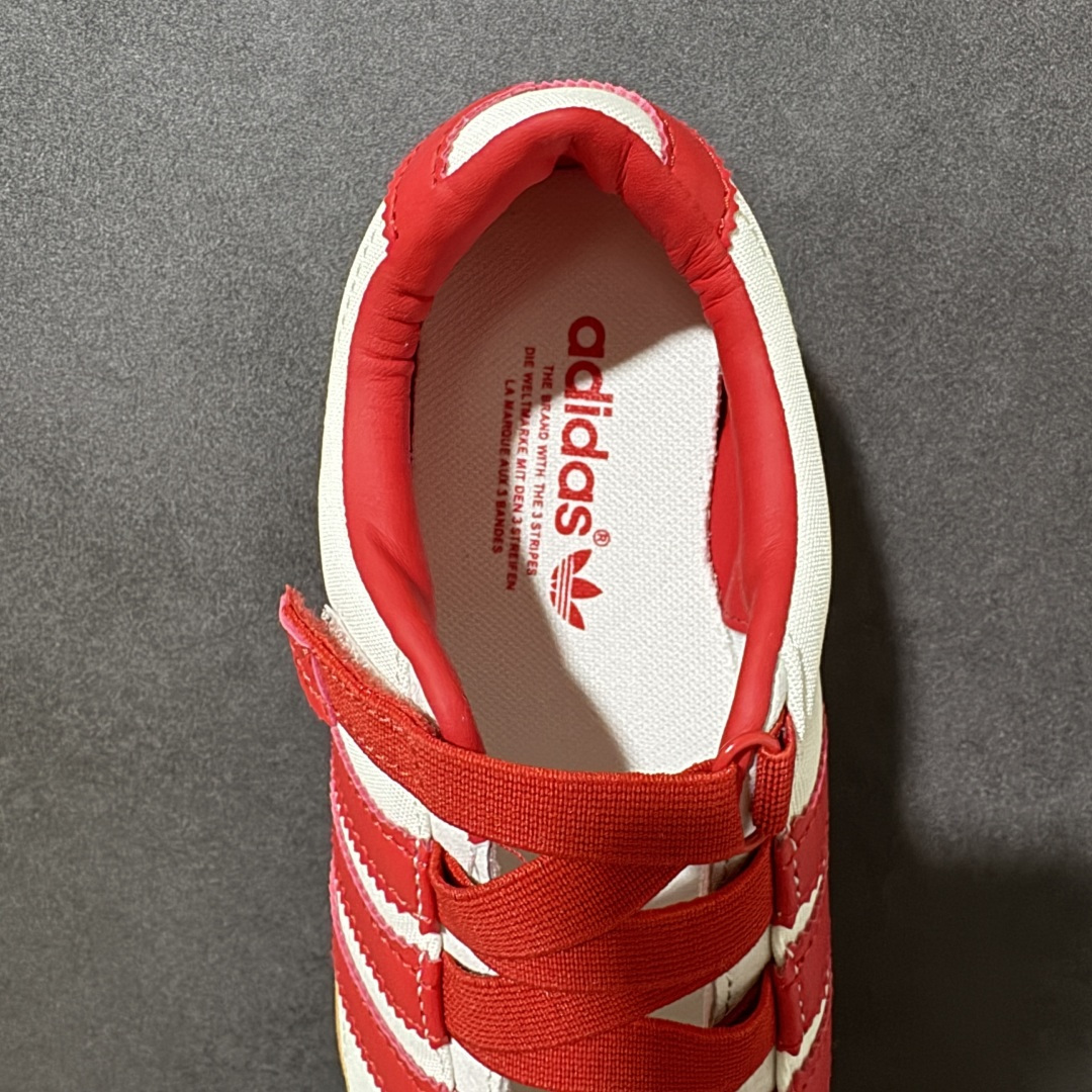 图片[6]-【公司级】adidas originals Tokyo MJ 舒适贴合 低帮 生活休闲鞋 女款 复古T-Toe鞋头+翻毛拼接：米白鞋身搭配撞色红边，绒面鞋头与后跟细节强化质感，自带低饱和复古滤镜。 魔术贴绑带设计：替代传统鞋带，穿脱一步到位，软质织带贴合脚面，告别束缚感。 标志性锯齿三条纹：贯穿鞋身的红色条纹，搭配鞋侧烫金「adidas TOKYO」标识，还原60年代运动基因。 生胶外底加持：薄底橡胶大底自带防滑纹理，脚感轻盈贴地，走路自带复古慢跑鞋的松弛感。 货号：白红IH3999 尺码：36 36.5 37 38 38.5 39 40 40.5 41-选品中心