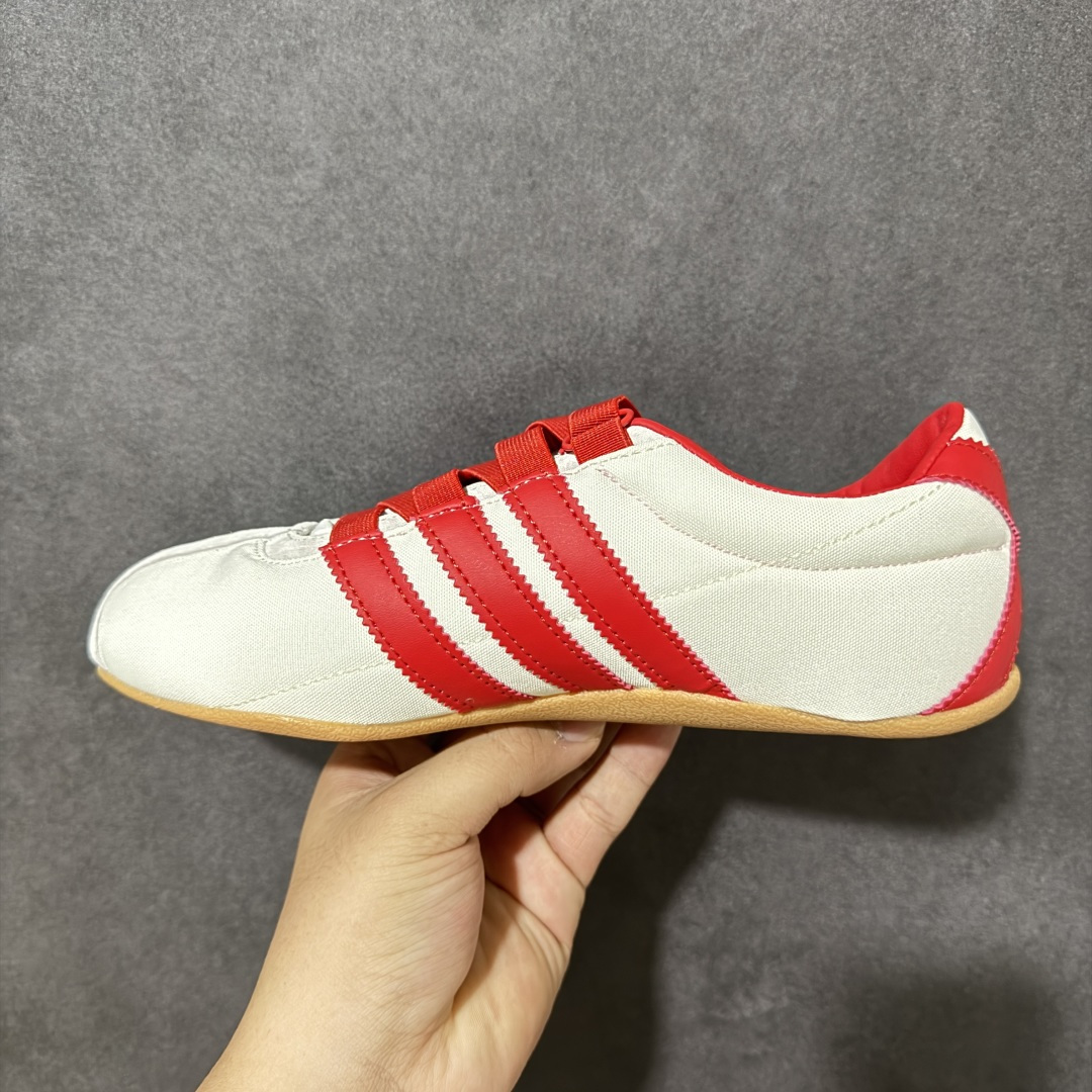 图片[2]-【公司级】adidas originals Tokyo MJ 舒适贴合 低帮 生活休闲鞋 女款 复古T-Toe鞋头+翻毛拼接：米白鞋身搭配撞色红边，绒面鞋头与后跟细节强化质感，自带低饱和复古滤镜。 魔术贴绑带设计：替代传统鞋带，穿脱一步到位，软质织带贴合脚面，告别束缚感。 标志性锯齿三条纹：贯穿鞋身的红色条纹，搭配鞋侧烫金「adidas TOKYO」标识，还原60年代运动基因。 生胶外底加持：薄底橡胶大底自带防滑纹理，脚感轻盈贴地，走路自带复古慢跑鞋的松弛感。 货号：白红IH3999 尺码：36 36.5 37 38 38.5 39 40 40.5 41-选品中心