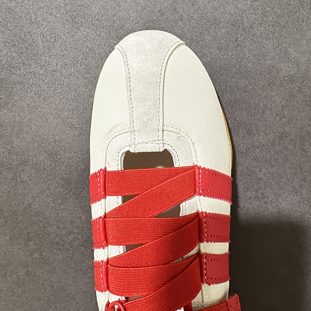 图片[5]-【公司级】adidas originals Tokyo MJ 舒适贴合 低帮 生活休闲鞋 女款 复古T-Toe鞋头+翻毛拼接：米白鞋身搭配撞色红边，绒面鞋头与后跟细节强化质感，自带低饱和复古滤镜。 魔术贴绑带设计：替代传统鞋带，穿脱一步到位，软质织带贴合脚面，告别束缚感。 标志性锯齿三条纹：贯穿鞋身的红色条纹，搭配鞋侧烫金「adidas TOKYO」标识，还原60年代运动基因。 生胶外底加持：薄底橡胶大底自带防滑纹理，脚感轻盈贴地，走路自带复古慢跑鞋的松弛感。 货号：白红IH3999 尺码：36 36.5 37 38 38.5 39 40 40.5 41-选品中心