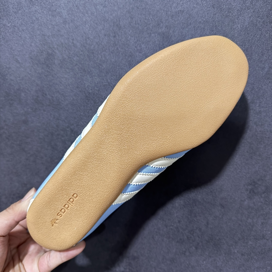 图片[9]-【公司级】adidas originals Tokyo MJ 舒适贴合 低帮 生活休闲鞋 女款 复古T-Toe鞋头+翻毛拼接：米白鞋身搭配撞色红边，绒面鞋头与后跟细节强化质感，自带低饱和复古滤镜。 魔术贴绑带设计：替代传统鞋带，穿脱一步到位，软质织带贴合脚面，告别束缚感。 标志性锯齿三条纹：贯穿鞋身的红色条纹，搭配鞋侧烫金「adidas TOKYO」标识，还原60年代运动基因。 生胶外底加持：薄底橡胶大底自带防滑纹理，脚感轻盈贴地，走路自带复古慢跑鞋的松弛感。 货号：IH4001 尺码：36 36.5 37 38 38.5 39 40 40.5 41-选品中心