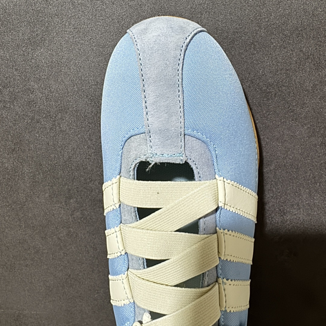 图片[5]-【公司级】adidas originals Tokyo MJ 舒适贴合 低帮 生活休闲鞋 女款 复古T-Toe鞋头+翻毛拼接：米白鞋身搭配撞色红边，绒面鞋头与后跟细节强化质感，自带低饱和复古滤镜。 魔术贴绑带设计：替代传统鞋带，穿脱一步到位，软质织带贴合脚面，告别束缚感。 标志性锯齿三条纹：贯穿鞋身的红色条纹，搭配鞋侧烫金「adidas TOKYO」标识，还原60年代运动基因。 生胶外底加持：薄底橡胶大底自带防滑纹理，脚感轻盈贴地，走路自带复古慢跑鞋的松弛感。 货号：IH4001 尺码：36 36.5 37 38 38.5 39 40 40.5 41-选品中心