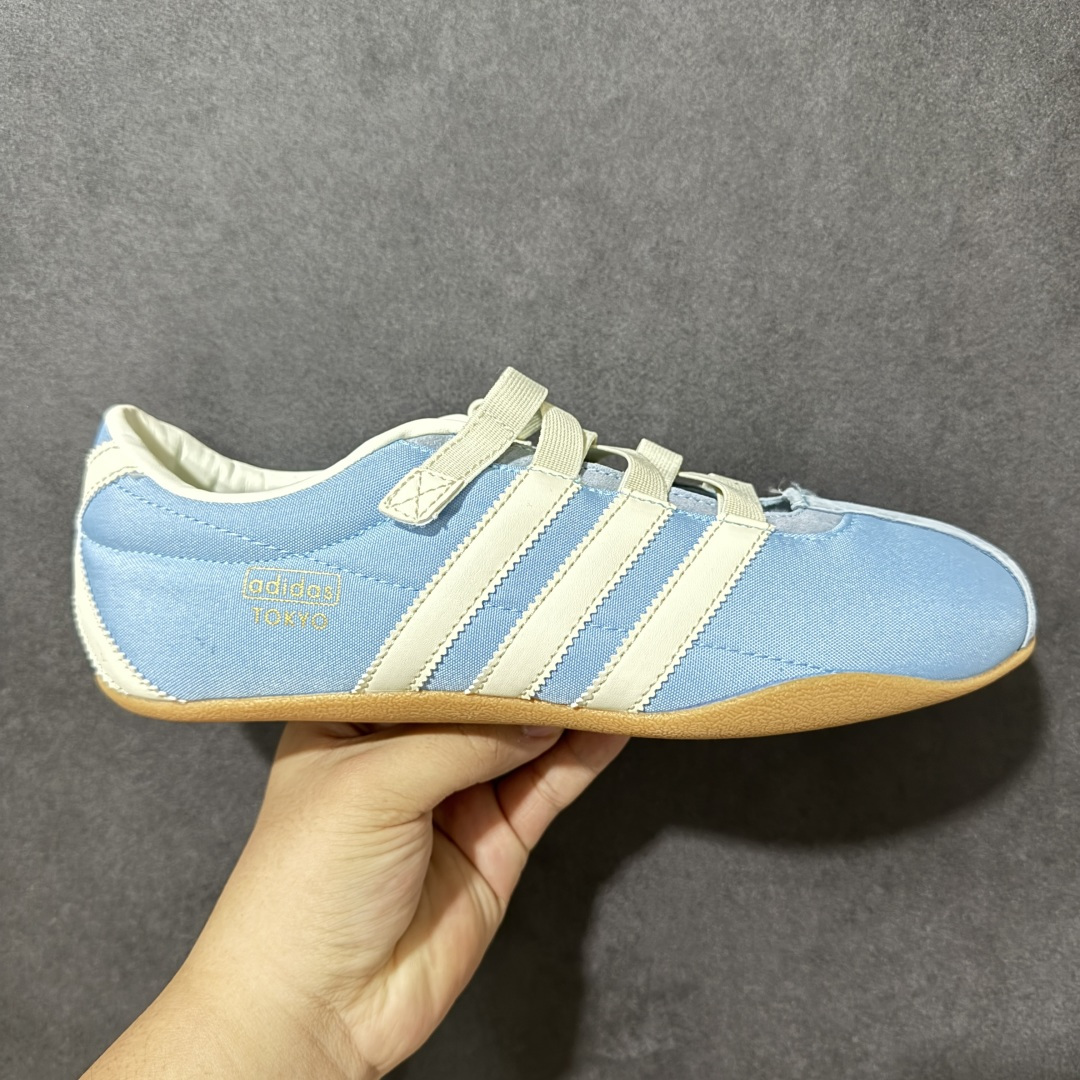 【公司级】adidas originals Tokyo MJ 舒适贴合 低帮 生活休闲鞋 女款 复古T-Toe鞋头+翻毛拼接：米白鞋身搭配撞色红边，绒面鞋头与后跟细节强化质感，自带低饱和复古滤镜。 魔术贴绑带设计：替代传统鞋带，穿脱一步到位，软质织带贴合脚面，告别束缚感。 标志性锯齿三条纹：贯穿鞋身的红色条纹，搭配鞋侧烫金「adidas TOKYO」标识，还原60年代运动基因。 生胶外底加持：薄底橡胶大底自带防滑纹理，脚感轻盈贴地，走路自带复古慢跑鞋的松弛感。 货号：IH4001 尺码：36 36.5 37 38 38.5 39 40 40.5 41-选品中心