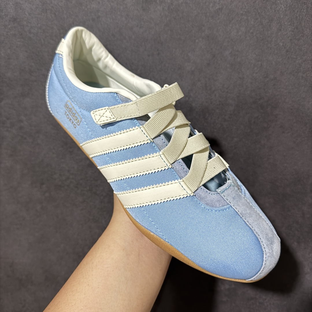图片[3]-【公司级】adidas originals Tokyo MJ 舒适贴合 低帮 生活休闲鞋 女款 复古T-Toe鞋头+翻毛拼接：米白鞋身搭配撞色红边，绒面鞋头与后跟细节强化质感，自带低饱和复古滤镜。 魔术贴绑带设计：替代传统鞋带，穿脱一步到位，软质织带贴合脚面，告别束缚感。 标志性锯齿三条纹：贯穿鞋身的红色条纹，搭配鞋侧烫金「adidas TOKYO」标识，还原60年代运动基因。 生胶外底加持：薄底橡胶大底自带防滑纹理，脚感轻盈贴地，走路自带复古慢跑鞋的松弛感。 货号：IH4001 尺码：36 36.5 37 38 38.5 39 40 40.5 41-选品中心
