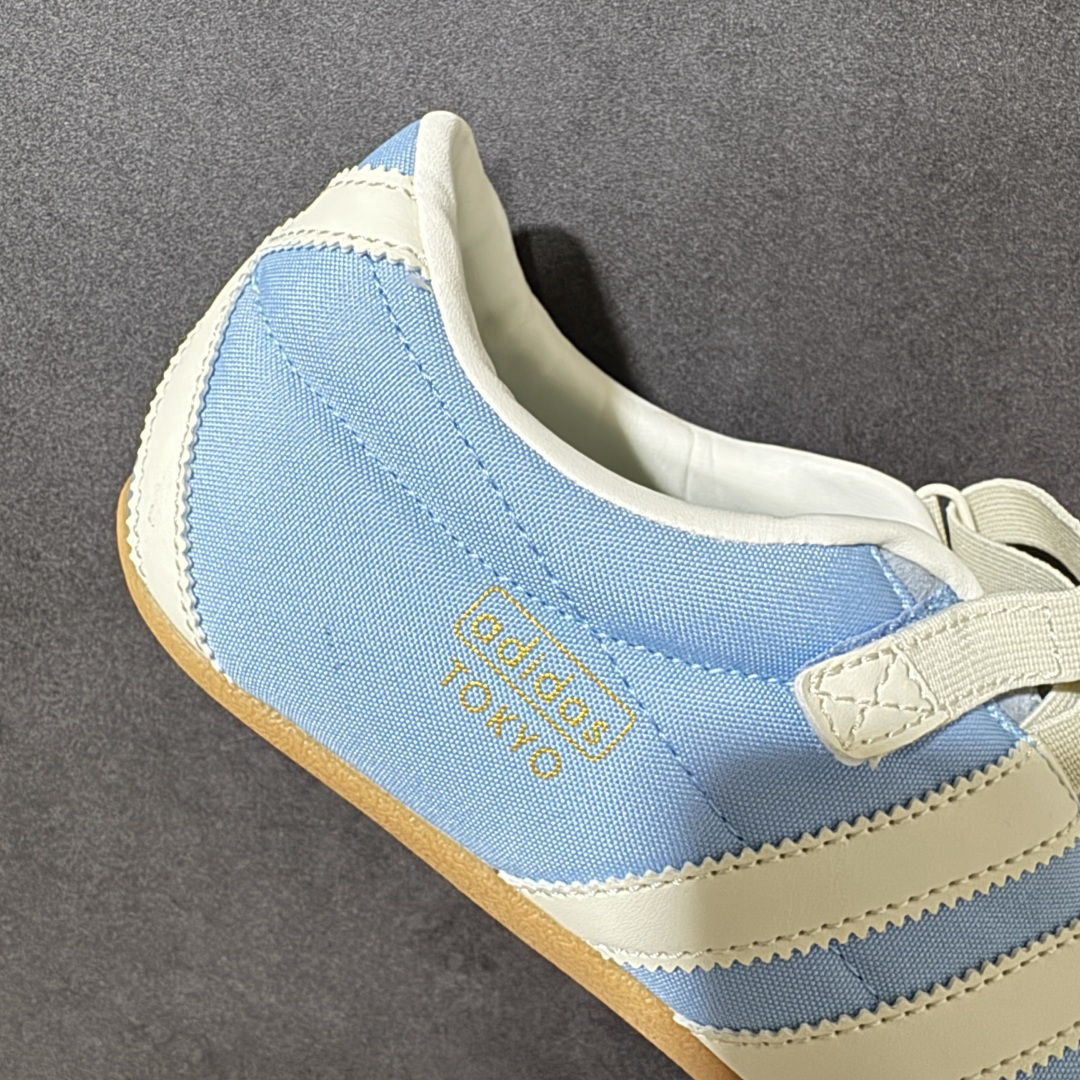 图片[7]-【公司级】adidas originals Tokyo MJ 舒适贴合 低帮 生活休闲鞋 女款 复古T-Toe鞋头+翻毛拼接：米白鞋身搭配撞色红边，绒面鞋头与后跟细节强化质感，自带低饱和复古滤镜。 魔术贴绑带设计：替代传统鞋带，穿脱一步到位，软质织带贴合脚面，告别束缚感。 标志性锯齿三条纹：贯穿鞋身的红色条纹，搭配鞋侧烫金「adidas TOKYO」标识，还原60年代运动基因。 生胶外底加持：薄底橡胶大底自带防滑纹理，脚感轻盈贴地，走路自带复古慢跑鞋的松弛感。 货号：IH4001 尺码：36 36.5 37 38 38.5 39 40 40.5 41-选品中心