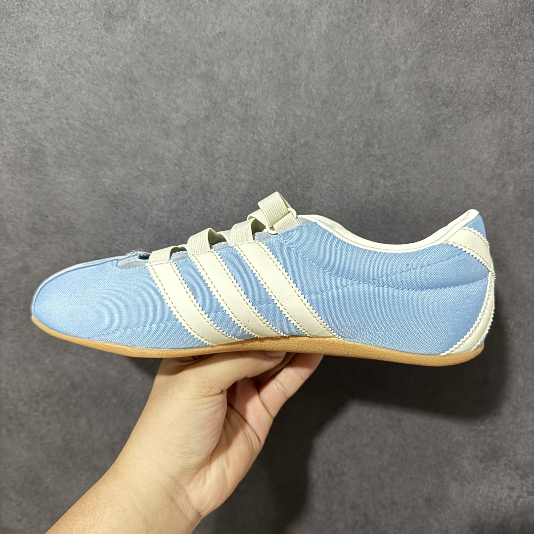图片[2]-【公司级】adidas originals Tokyo MJ 舒适贴合 低帮 生活休闲鞋 女款 复古T-Toe鞋头+翻毛拼接：米白鞋身搭配撞色红边，绒面鞋头与后跟细节强化质感，自带低饱和复古滤镜。 魔术贴绑带设计：替代传统鞋带，穿脱一步到位，软质织带贴合脚面，告别束缚感。 标志性锯齿三条纹：贯穿鞋身的红色条纹，搭配鞋侧烫金「adidas TOKYO」标识，还原60年代运动基因。 生胶外底加持：薄底橡胶大底自带防滑纹理，脚感轻盈贴地，走路自带复古慢跑鞋的松弛感。 货号：IH4001 尺码：36 36.5 37 38 38.5 39 40 40.5 41-选品中心
