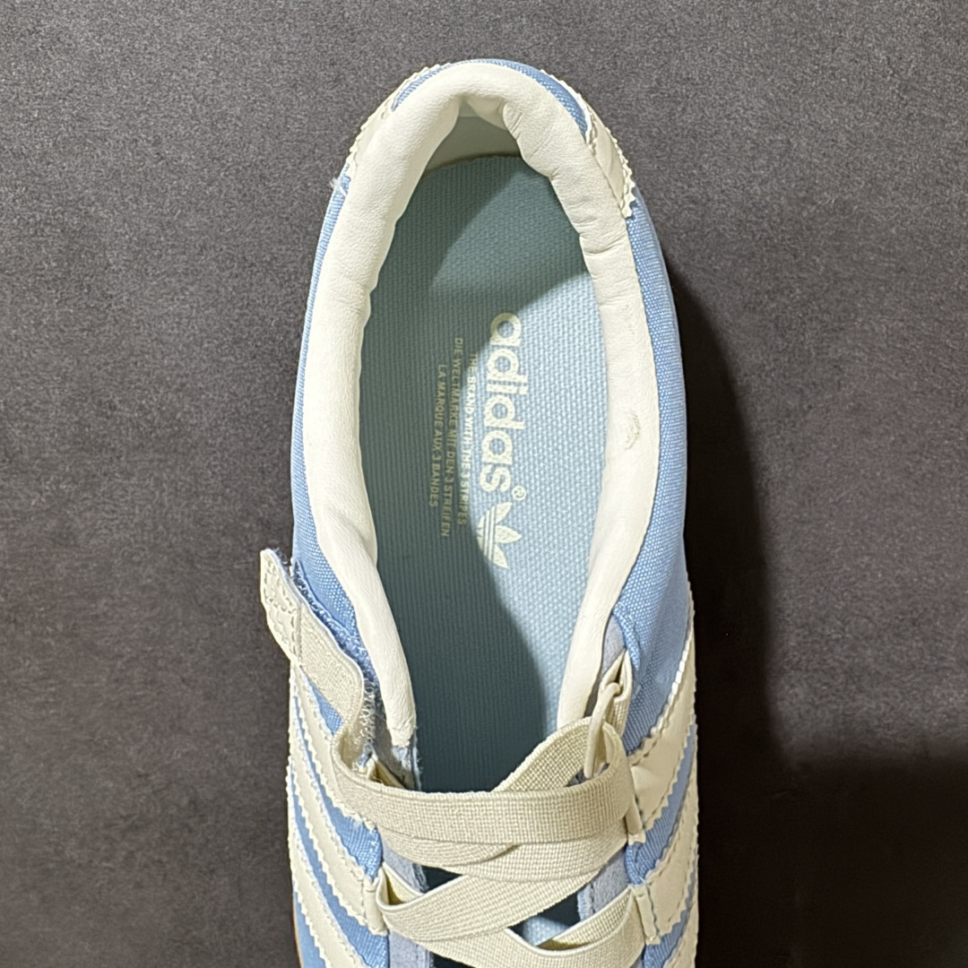 图片[6]-【公司级】adidas originals Tokyo MJ 舒适贴合 低帮 生活休闲鞋 女款 复古T-Toe鞋头+翻毛拼接：米白鞋身搭配撞色红边，绒面鞋头与后跟细节强化质感，自带低饱和复古滤镜。 魔术贴绑带设计：替代传统鞋带，穿脱一步到位，软质织带贴合脚面，告别束缚感。 标志性锯齿三条纹：贯穿鞋身的红色条纹，搭配鞋侧烫金「adidas TOKYO」标识，还原60年代运动基因。 生胶外底加持：薄底橡胶大底自带防滑纹理，脚感轻盈贴地，走路自带复古慢跑鞋的松弛感。 货号：IH4001 尺码：36 36.5 37 38 38.5 39 40 40.5 41-选品中心