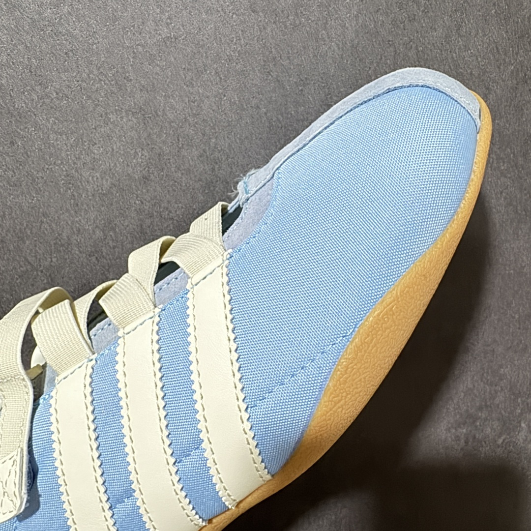 图片[8]-【公司级】adidas originals Tokyo MJ 舒适贴合 低帮 生活休闲鞋 女款 复古T-Toe鞋头+翻毛拼接：米白鞋身搭配撞色红边，绒面鞋头与后跟细节强化质感，自带低饱和复古滤镜。 魔术贴绑带设计：替代传统鞋带，穿脱一步到位，软质织带贴合脚面，告别束缚感。 标志性锯齿三条纹：贯穿鞋身的红色条纹，搭配鞋侧烫金「adidas TOKYO」标识，还原60年代运动基因。 生胶外底加持：薄底橡胶大底自带防滑纹理，脚感轻盈贴地，走路自带复古慢跑鞋的松弛感。 货号：IH4001 尺码：36 36.5 37 38 38.5 39 40 40.5 41-选品中心