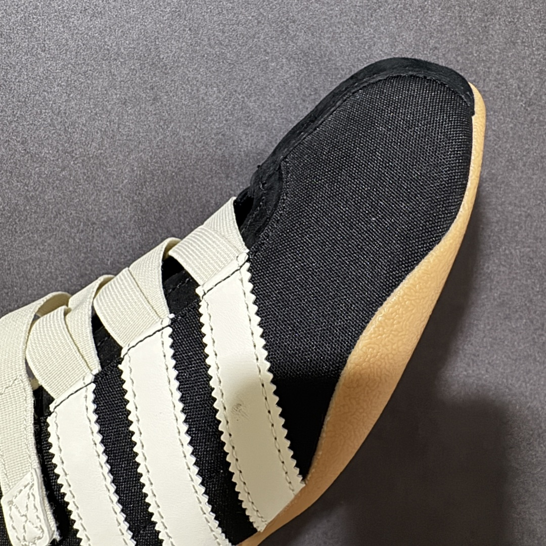 图片[8]-【公司级】adidas originals Tokyo MJ 舒适贴合 低帮 生活休闲鞋 女款 复古T-Toe鞋头+翻毛拼接：米白鞋身搭配撞色红边，绒面鞋头与后跟细节强化质感，自带低饱和复古滤镜。 魔术贴绑带设计：替代传统鞋带，穿脱一步到位，软质织带贴合脚面，告别束缚感。 标志性锯齿三条纹：贯穿鞋身的红色条纹，搭配鞋侧烫金「adidas TOKYO」标识，还原60年代运动基因。 生胶外底加持：薄底橡胶大底自带防滑纹理，脚感轻盈贴地，走路自带复古慢跑鞋的松弛感。 货号：JR4790 尺码：36 36.5 37 38 38.5 39 40 40.5 41-选品中心