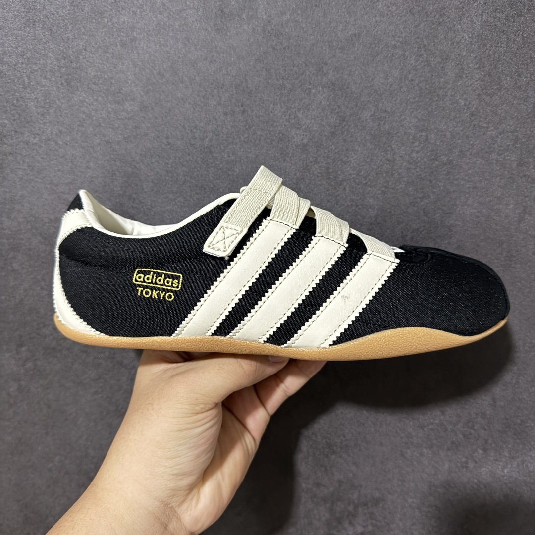 【公司级】adidas originals Tokyo MJ 舒适贴合 低帮 生活休闲鞋 女款 复古T-Toe鞋头+翻毛拼接:米白鞋身搭配撞色红边,绒面鞋头与后跟细节强化质感,自带低饱和复古滤镜。 魔术贴绑带设计:替代传统鞋带,穿脱一步到位,软质织带贴合脚面,告别束缚感。 标志性锯齿三条纹:贯穿鞋身的红色条纹,搭配鞋侧烫金「adidas TOKYO」标识,还原60年代运动基因。 生胶外底加持:薄底橡胶大底自带防滑纹理,脚感轻盈贴地,走路自带复古慢跑鞋的松弛感。 货号:JR4790 尺码:36 36.5 37 38 38.5 39 40 40.5 41-选品中心