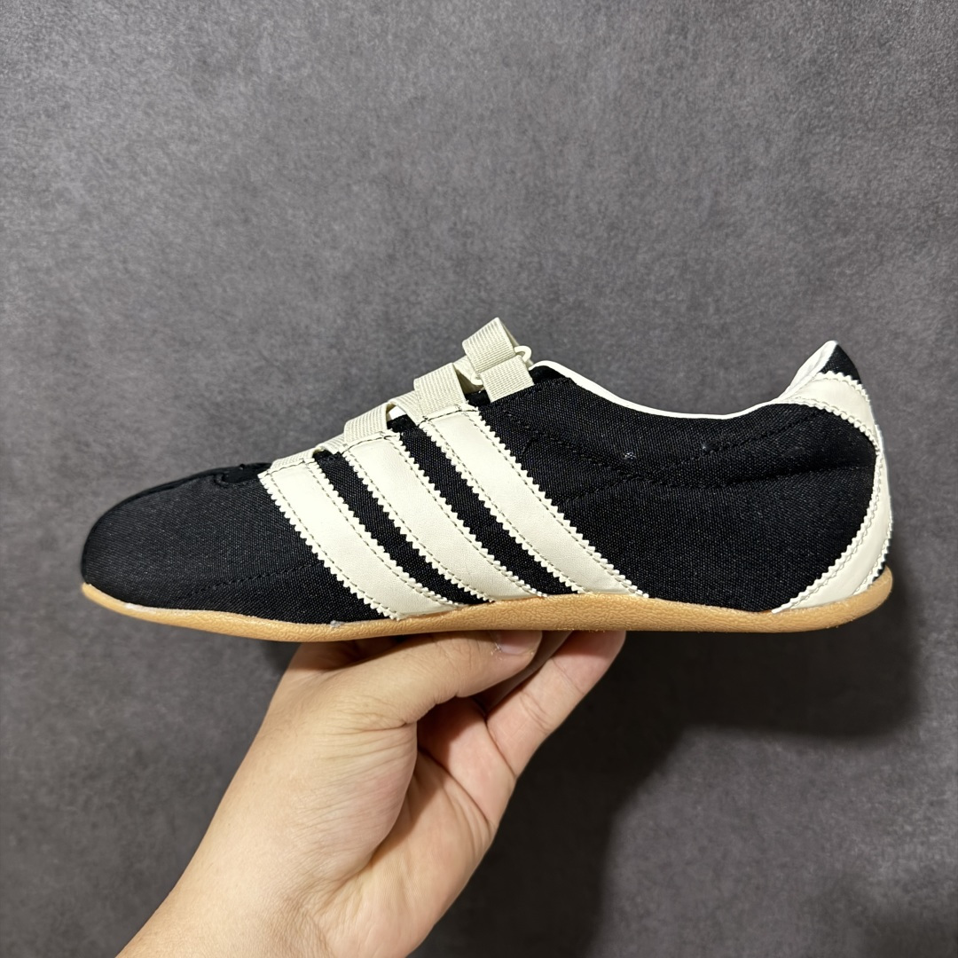 图片[2]-【公司级】adidas originals Tokyo MJ 舒适贴合 低帮 生活休闲鞋 女款 复古T-Toe鞋头+翻毛拼接：米白鞋身搭配撞色红边，绒面鞋头与后跟细节强化质感，自带低饱和复古滤镜。 魔术贴绑带设计：替代传统鞋带，穿脱一步到位，软质织带贴合脚面，告别束缚感。 标志性锯齿三条纹：贯穿鞋身的红色条纹，搭配鞋侧烫金「adidas TOKYO」标识，还原60年代运动基因。 生胶外底加持：薄底橡胶大底自带防滑纹理，脚感轻盈贴地，走路自带复古慢跑鞋的松弛感。 货号：JR4790 尺码：36 36.5 37 38 38.5 39 40 40.5 41-选品中心