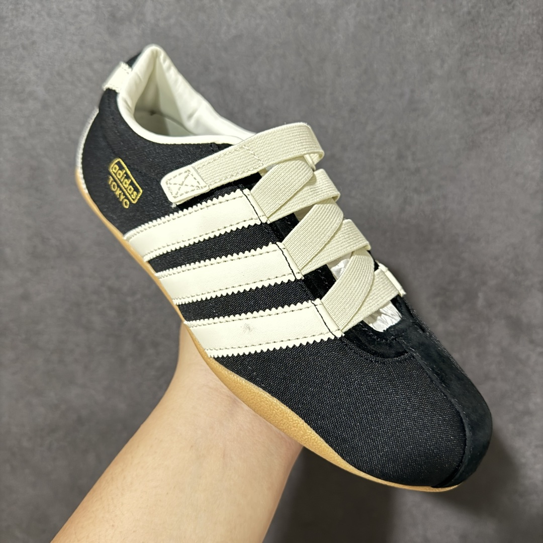 图片[3]-【公司级】adidas originals Tokyo MJ 舒适贴合 低帮 生活休闲鞋 女款 复古T-Toe鞋头+翻毛拼接：米白鞋身搭配撞色红边，绒面鞋头与后跟细节强化质感，自带低饱和复古滤镜。 魔术贴绑带设计：替代传统鞋带，穿脱一步到位，软质织带贴合脚面，告别束缚感。 标志性锯齿三条纹：贯穿鞋身的红色条纹，搭配鞋侧烫金「adidas TOKYO」标识，还原60年代运动基因。 生胶外底加持：薄底橡胶大底自带防滑纹理，脚感轻盈贴地，走路自带复古慢跑鞋的松弛感。 货号：JR4790 尺码：36 36.5 37 38 38.5 39 40 40.5 41-选品中心