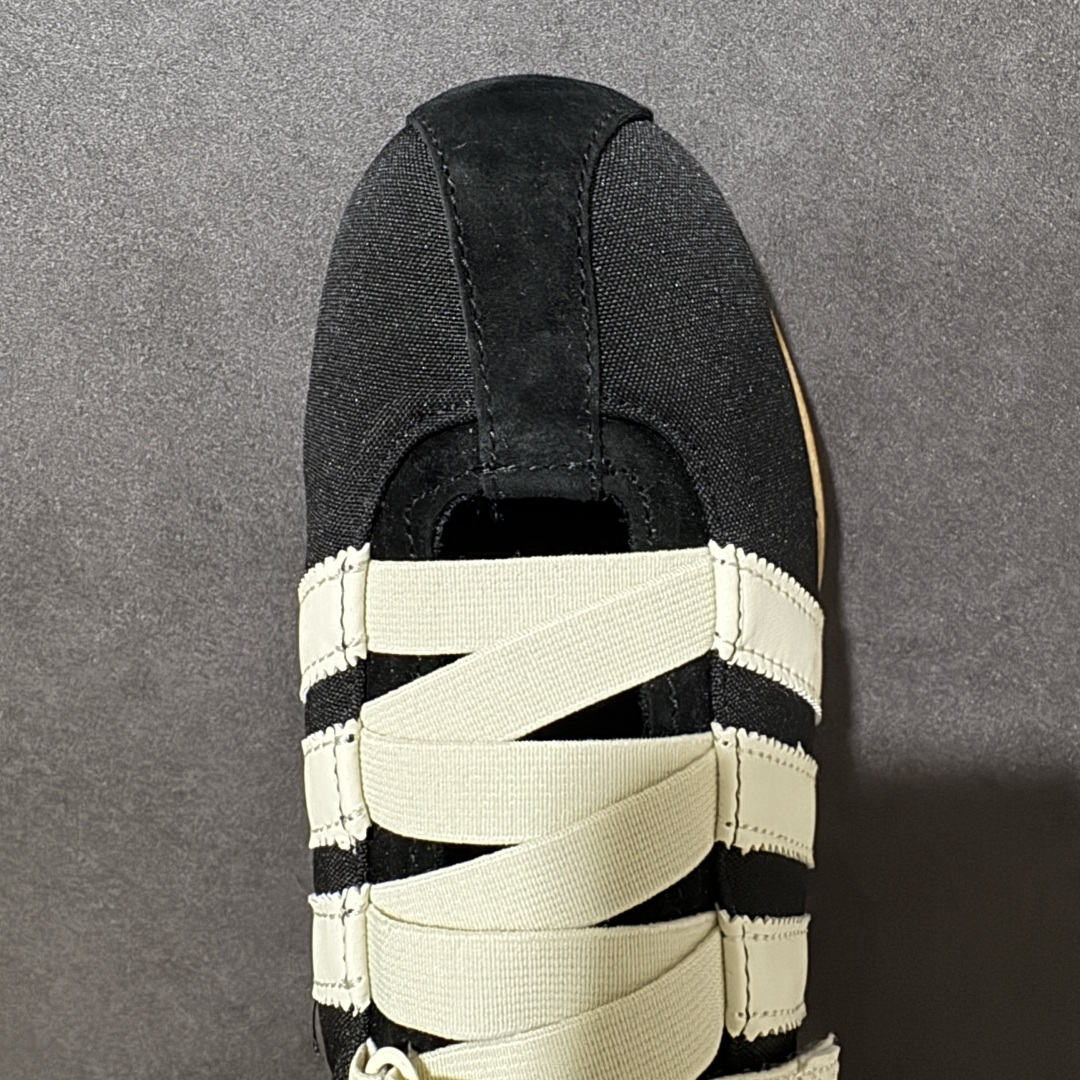 图片[5]-【公司级】adidas originals Tokyo MJ 舒适贴合 低帮 生活休闲鞋 女款 复古T-Toe鞋头+翻毛拼接：米白鞋身搭配撞色红边，绒面鞋头与后跟细节强化质感，自带低饱和复古滤镜。 魔术贴绑带设计：替代传统鞋带，穿脱一步到位，软质织带贴合脚面，告别束缚感。 标志性锯齿三条纹：贯穿鞋身的红色条纹，搭配鞋侧烫金「adidas TOKYO」标识，还原60年代运动基因。 生胶外底加持：薄底橡胶大底自带防滑纹理，脚感轻盈贴地，走路自带复古慢跑鞋的松弛感。 货号：JR4790 尺码：36 36.5 37 38 38.5 39 40 40.5 41-选品中心
